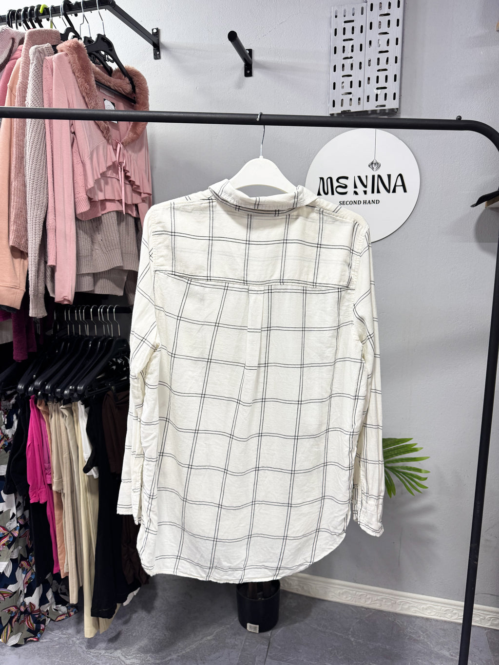 Camisa blanca con cuadros grises