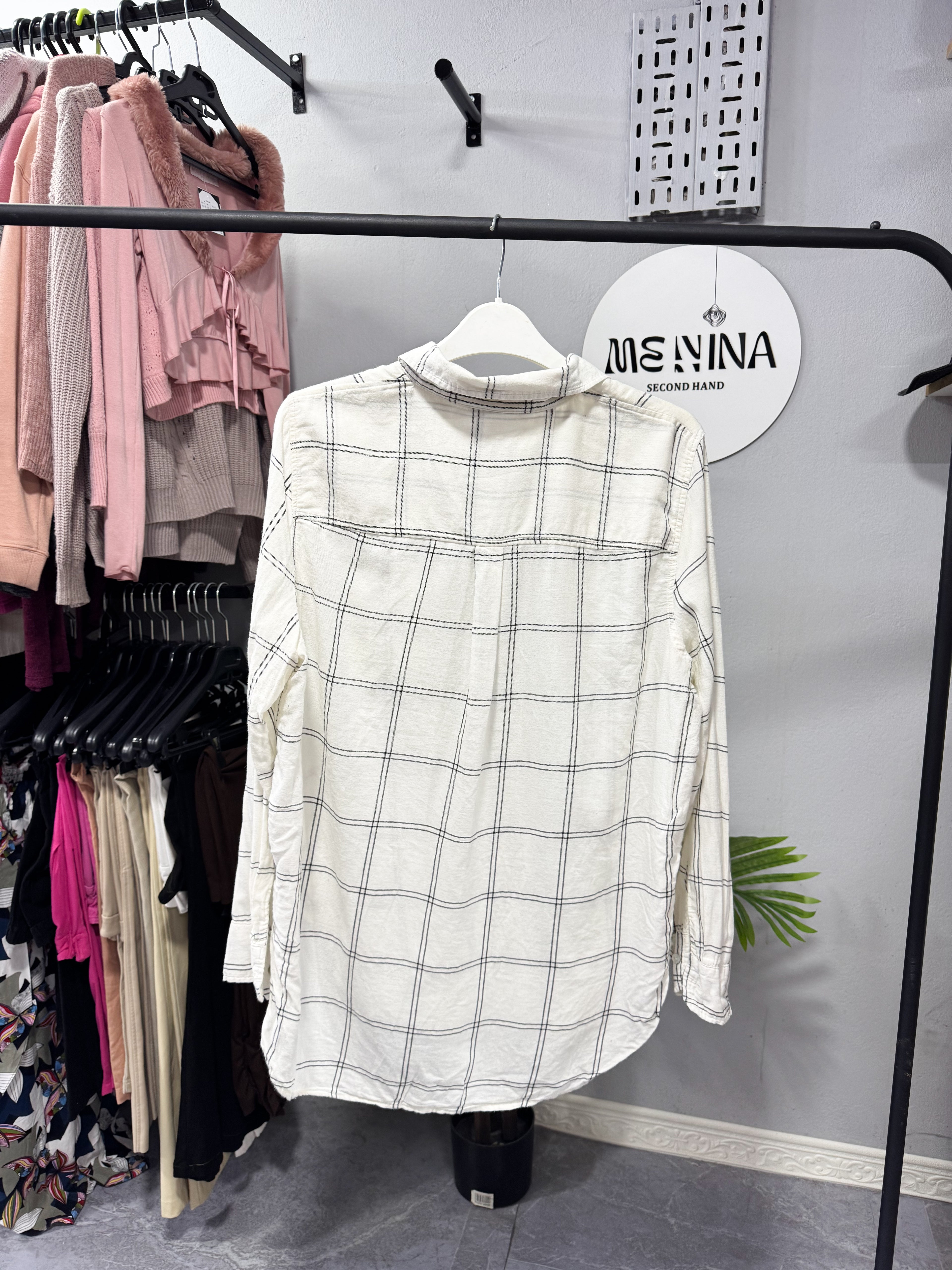 Camisa blanca con cuadros grises