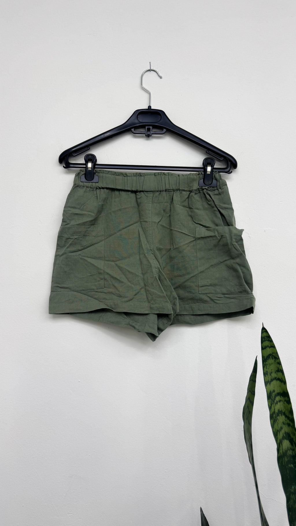 Short de lino verde con bolsillos