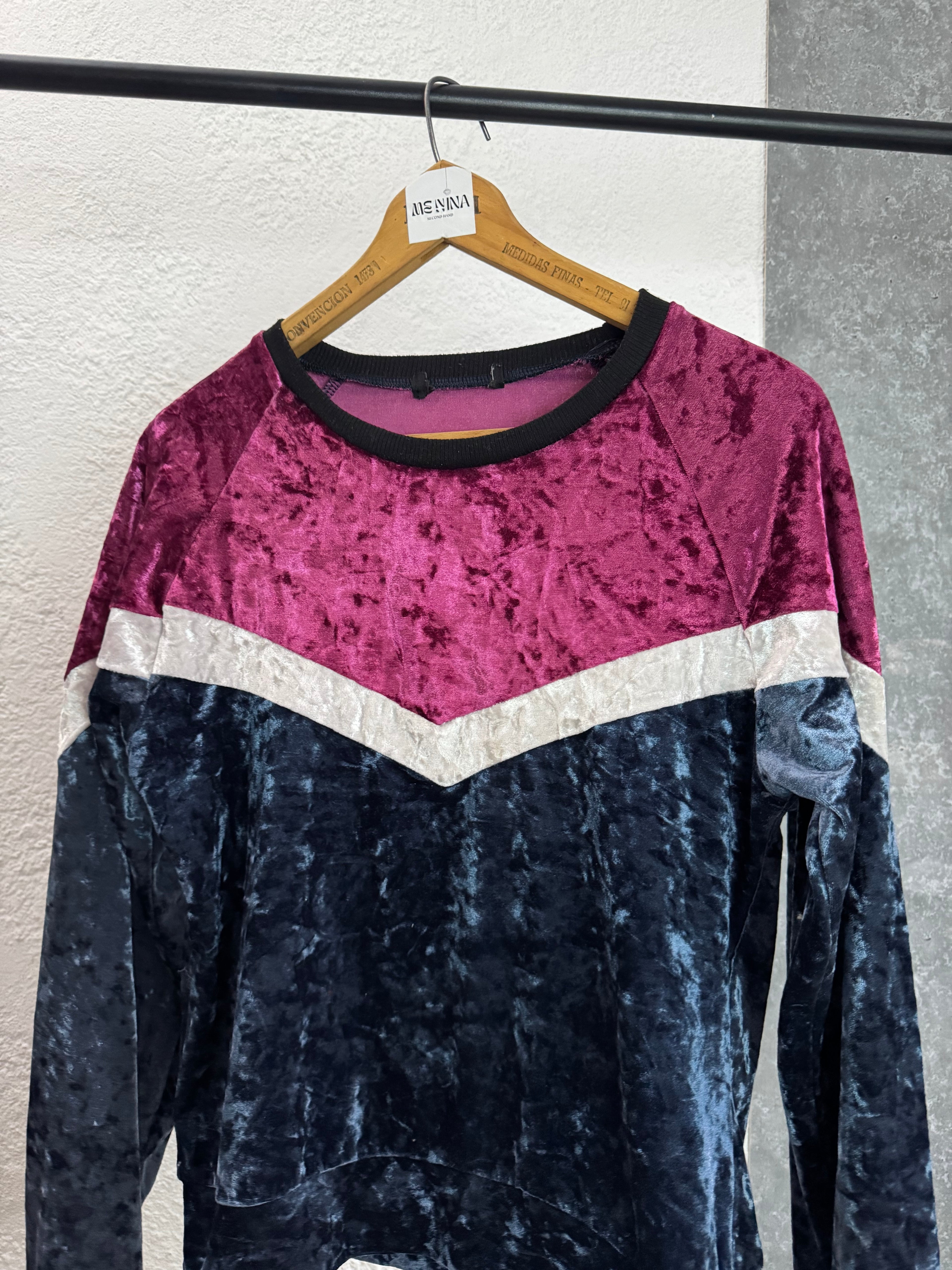 Buzo de terciopelo azul, rosa y blanco