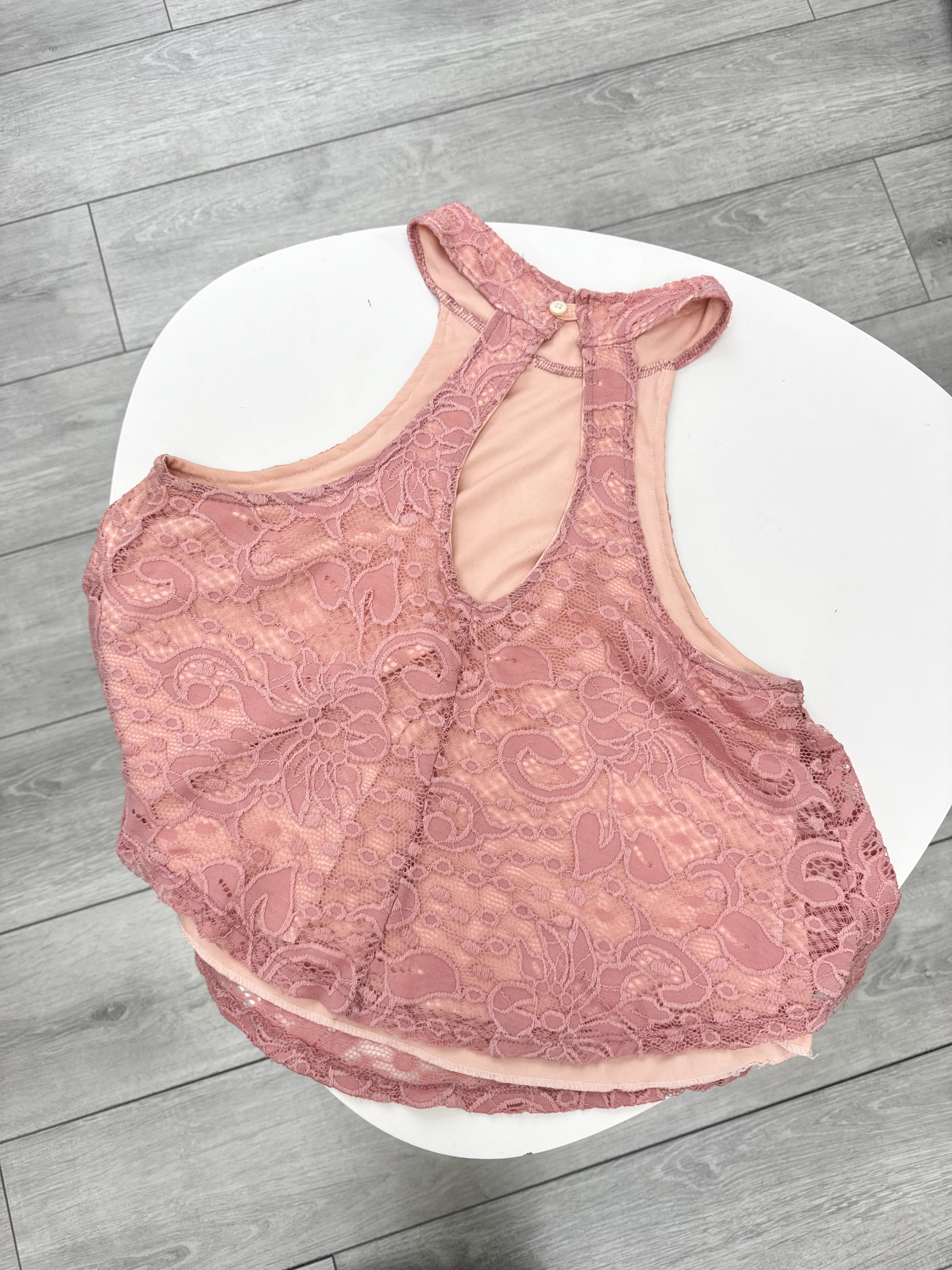 Blusa rosada de encaje con cuello