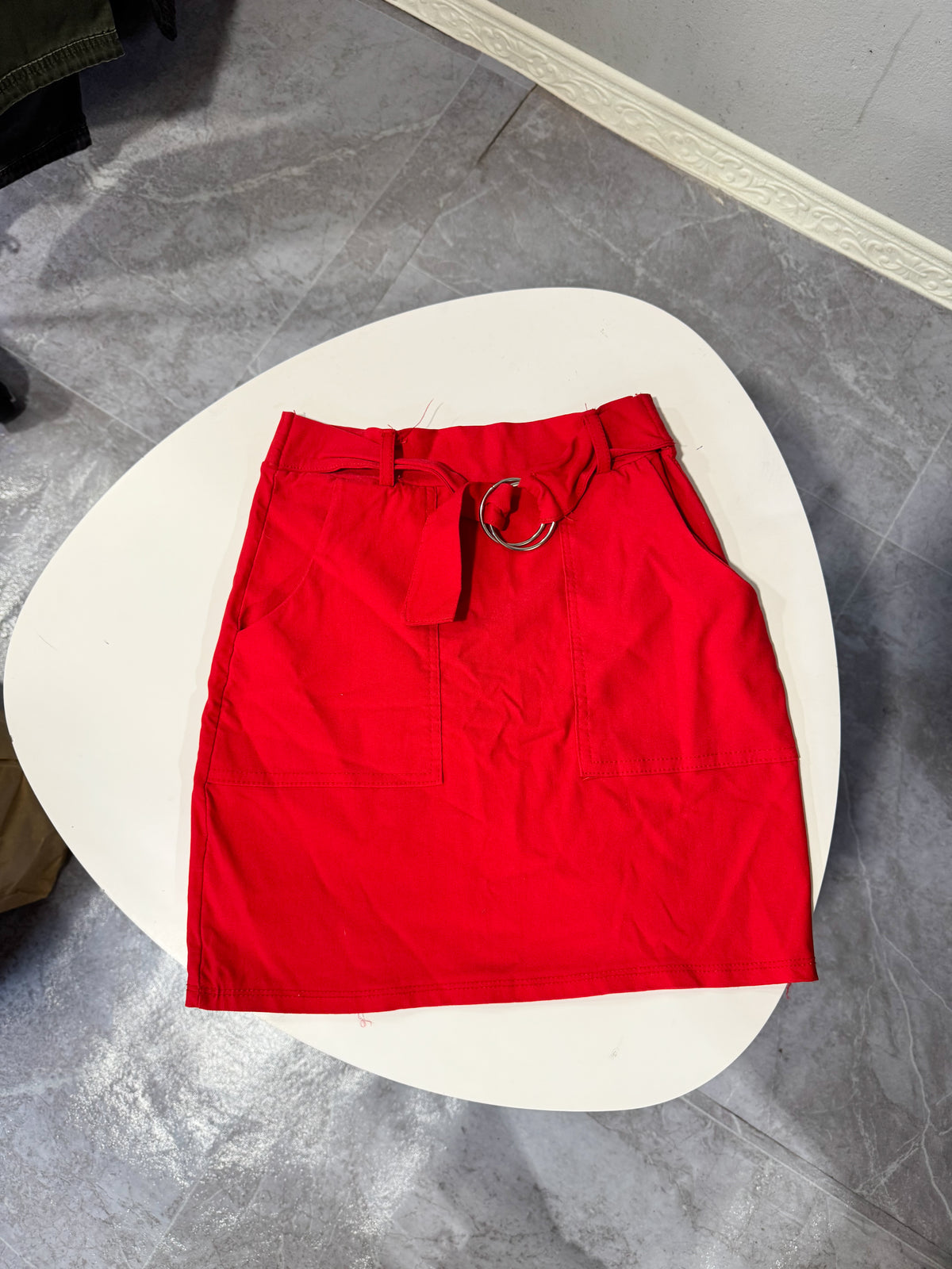 Pollera roja con cinto, talle S alicrada
