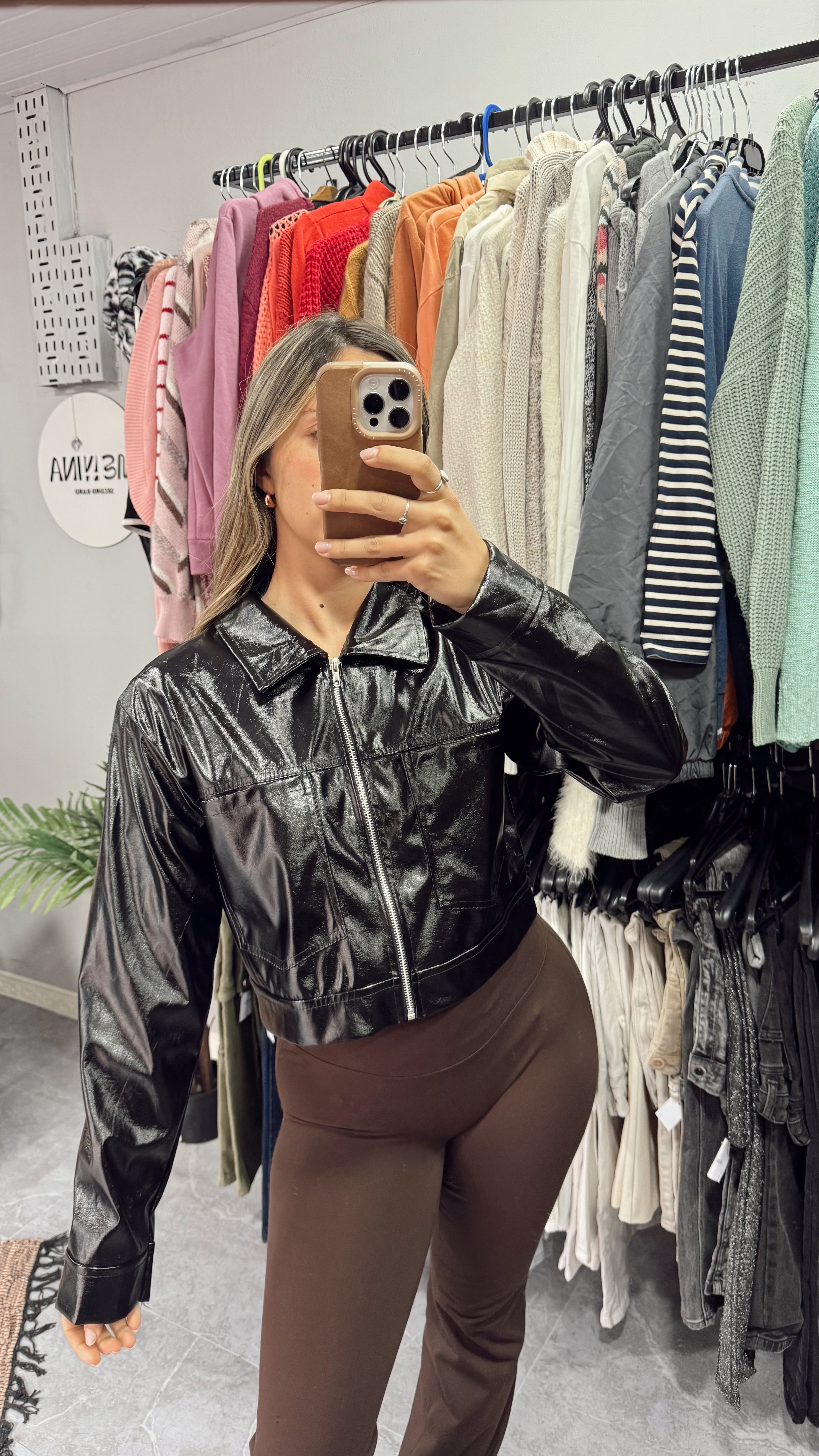 Chaqueta negra cuerina brillosa