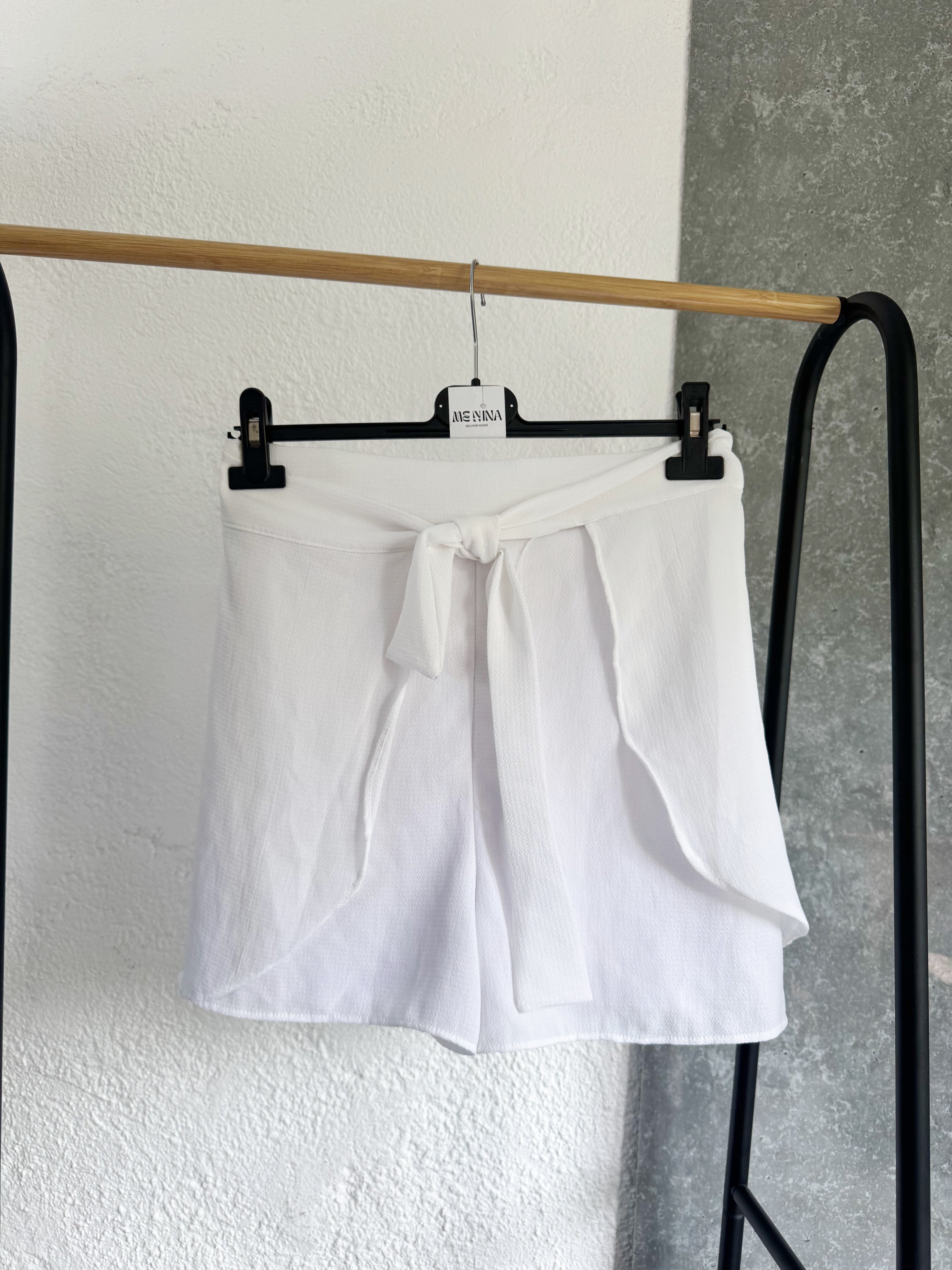 Short blanco cruzado con moño adelante