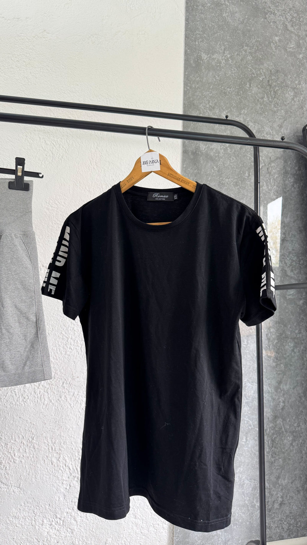 Remera negra talle L