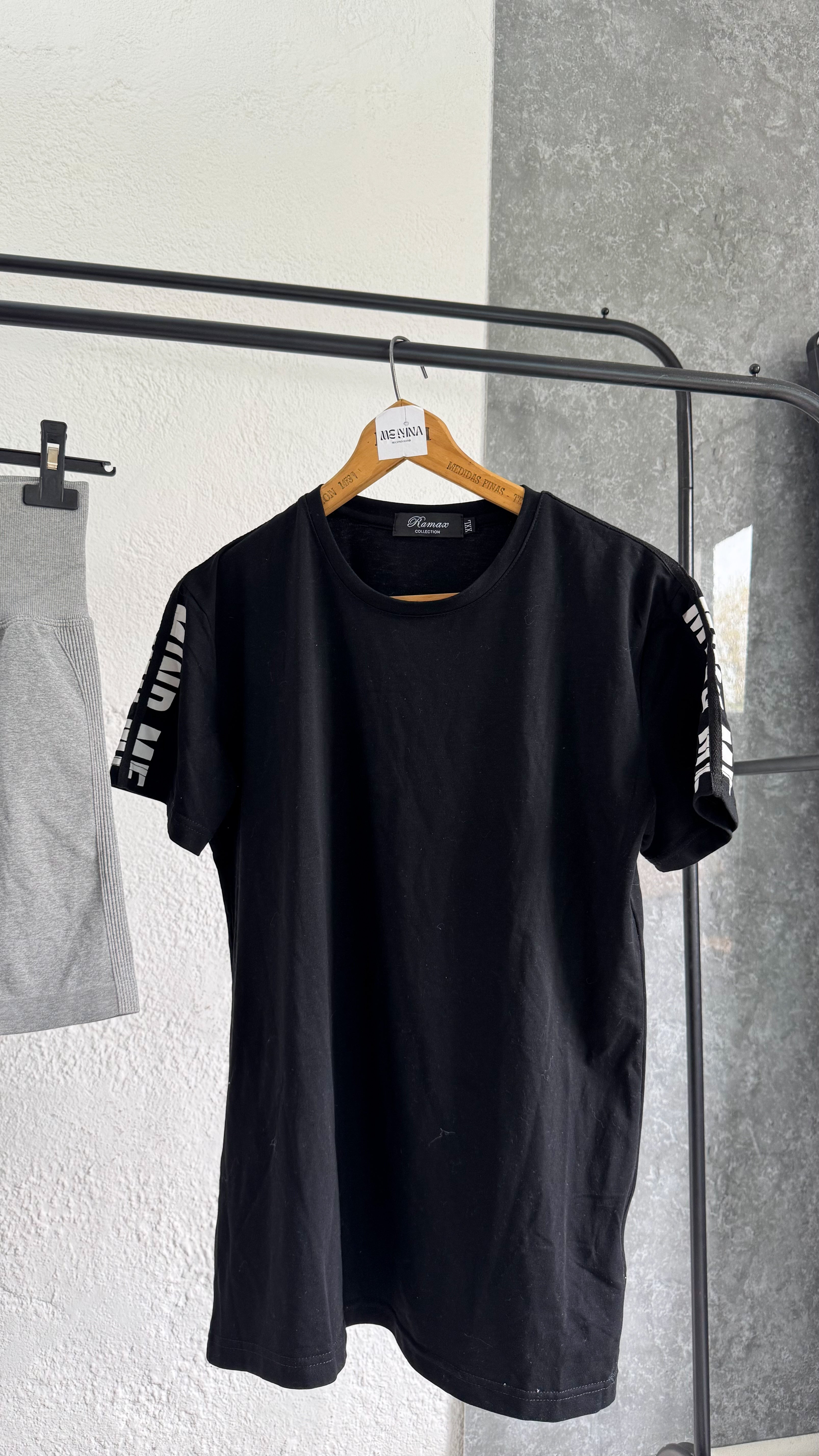 Remera negra talle L