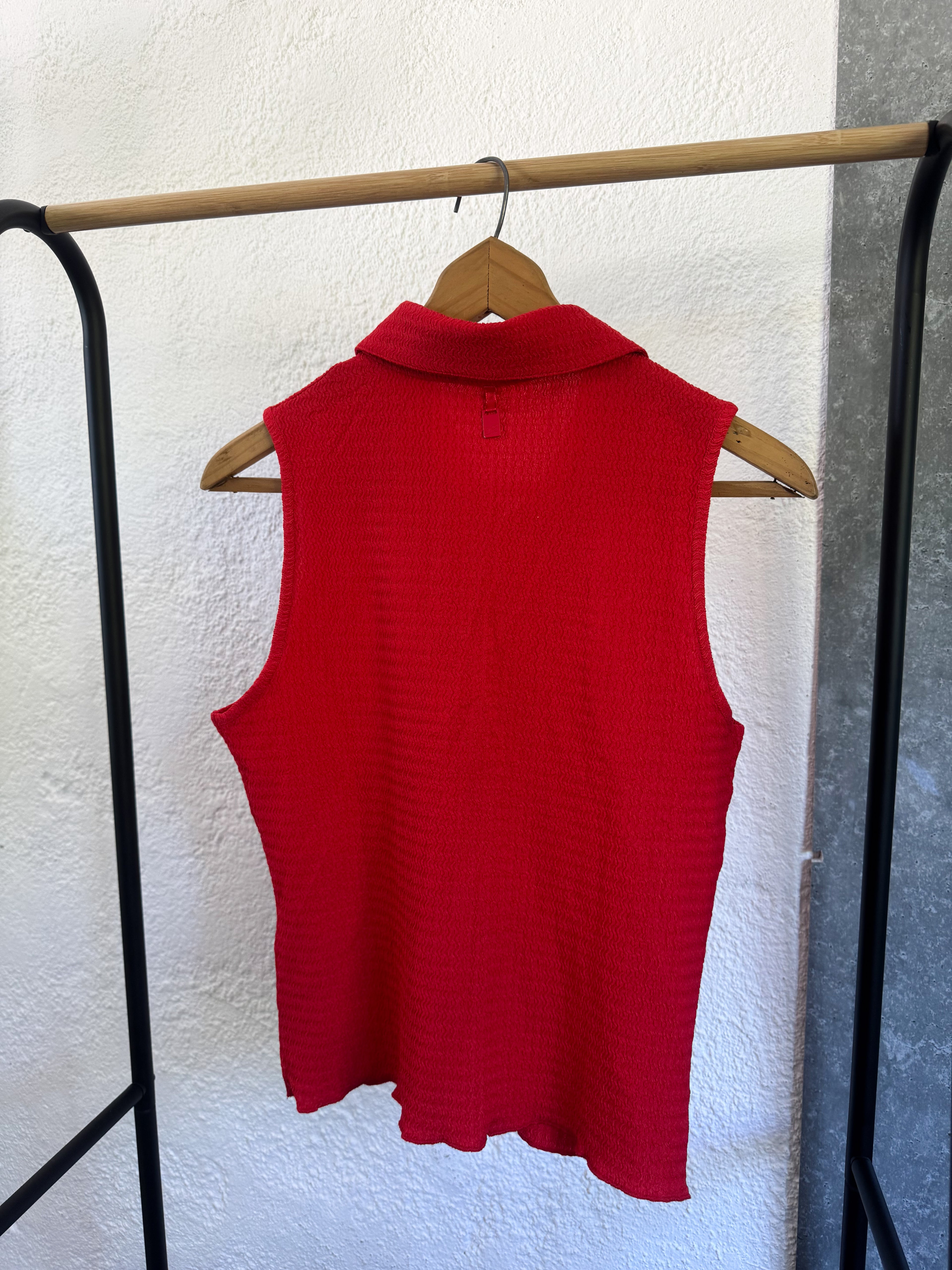 Camisa sin mangas roja