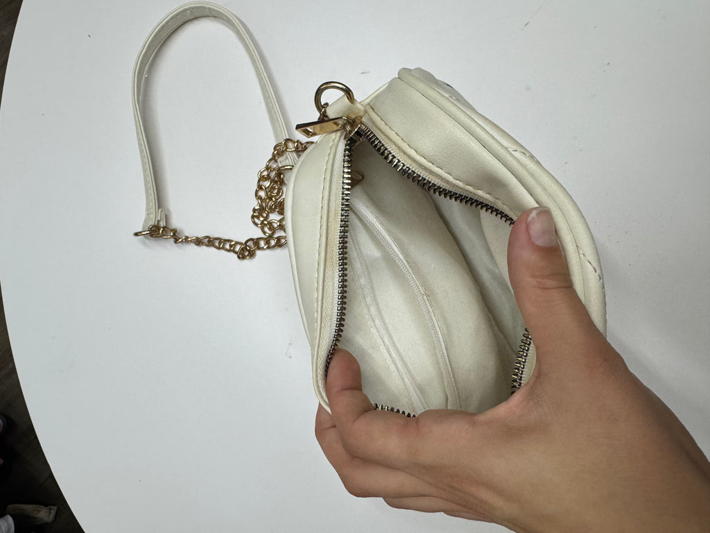 Cartera blanca con cadena