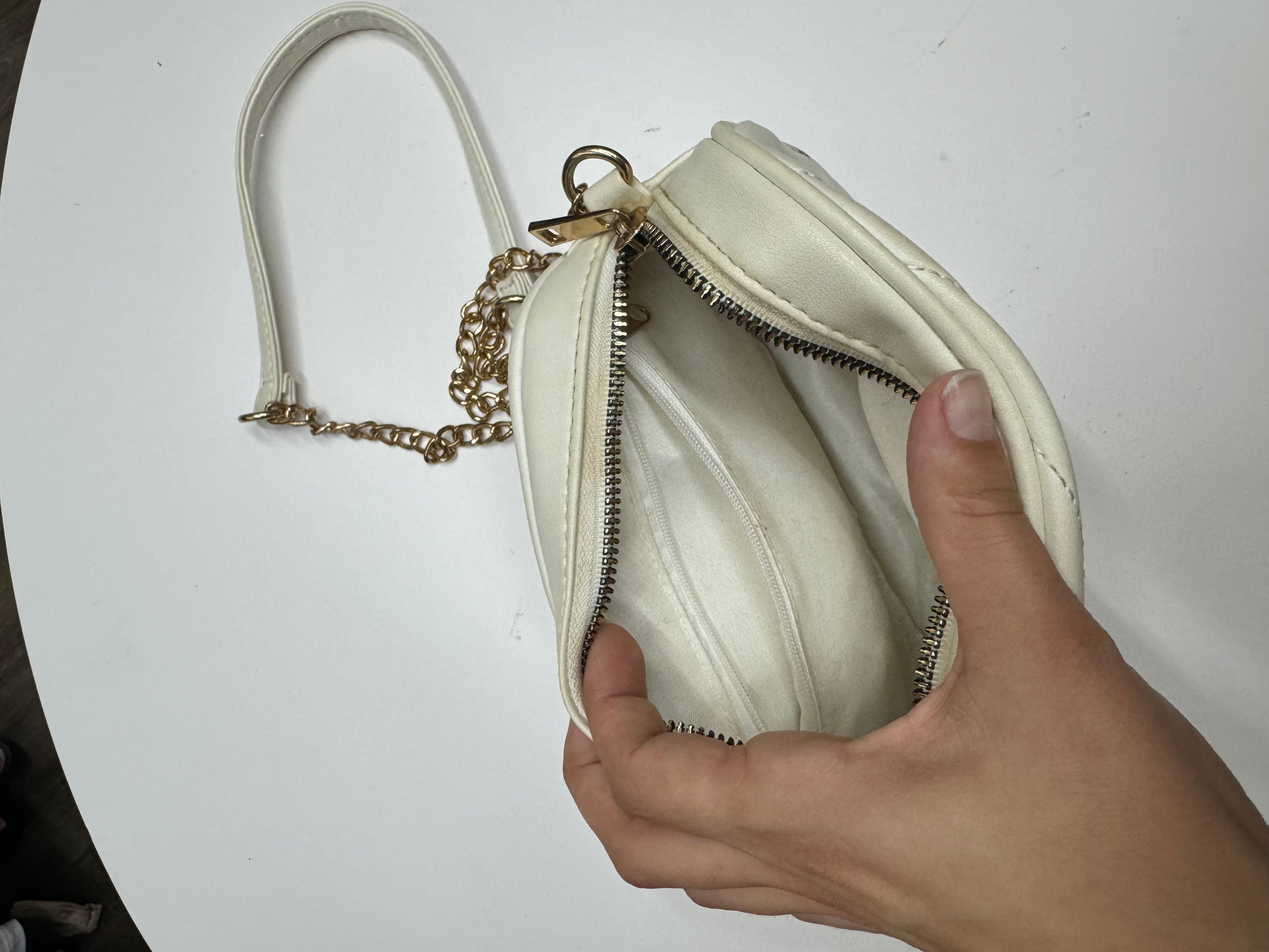 Cartera blanca con cadena