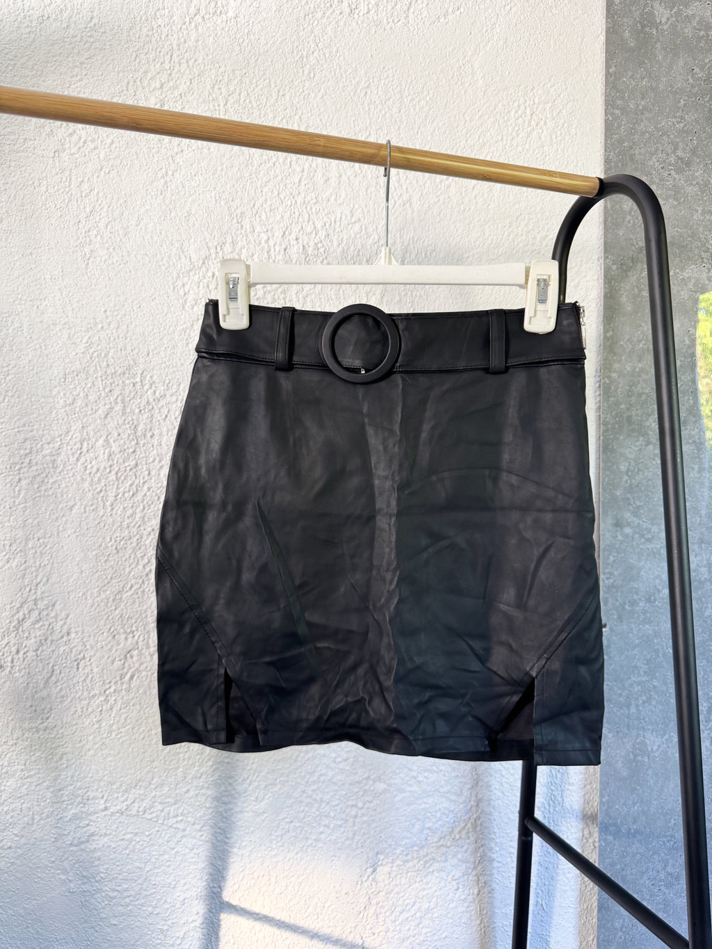 Pollera eco cuero negra con cinto