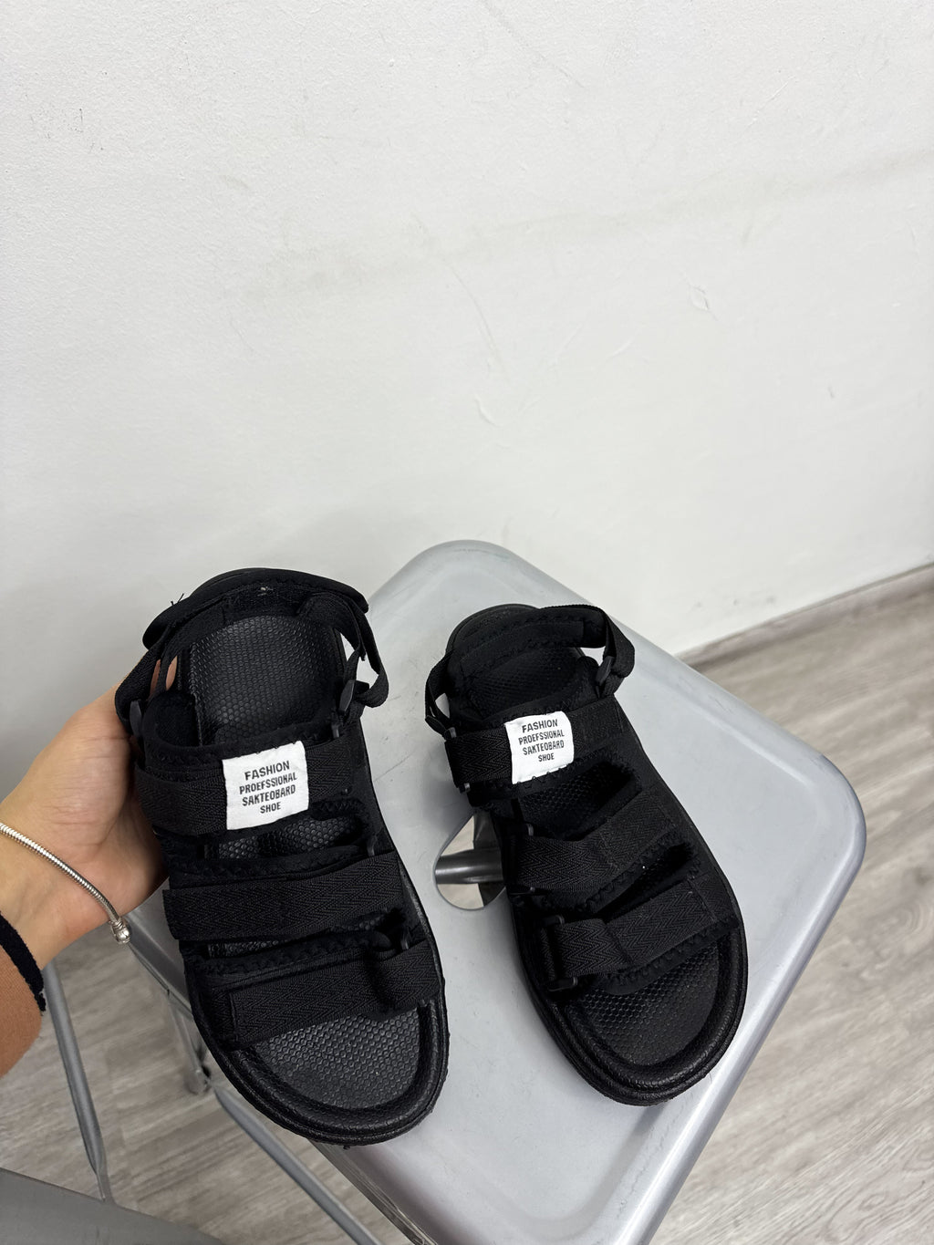 Sandalias negras con velcro