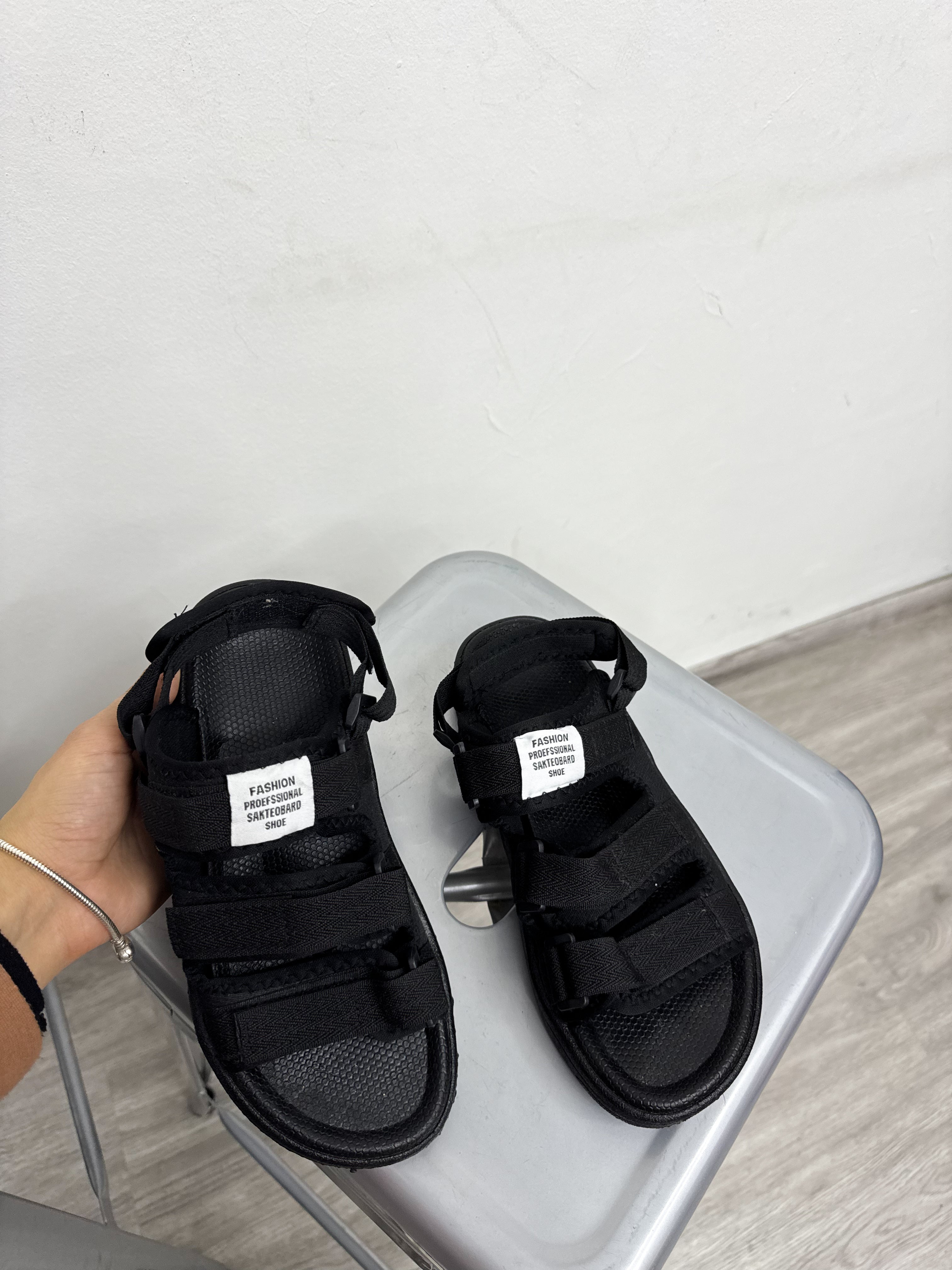 Sandalias negras con velcro