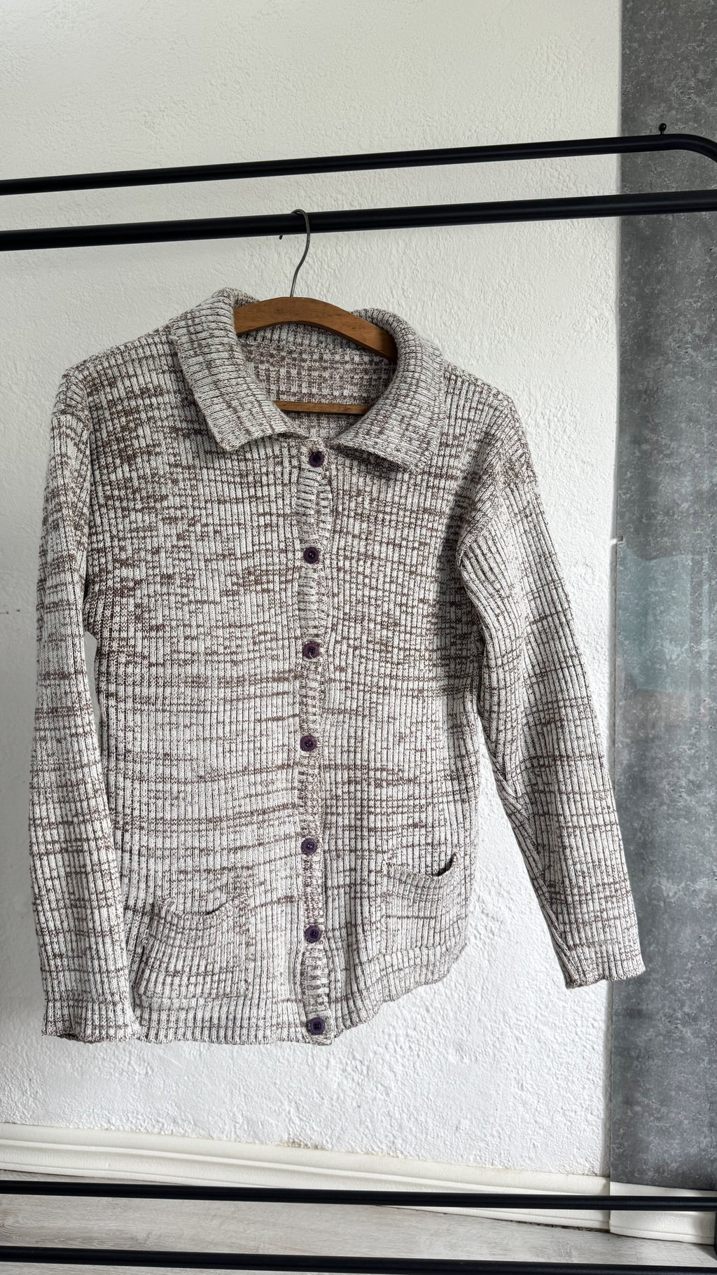 Saco gris y marrón con bolsillos