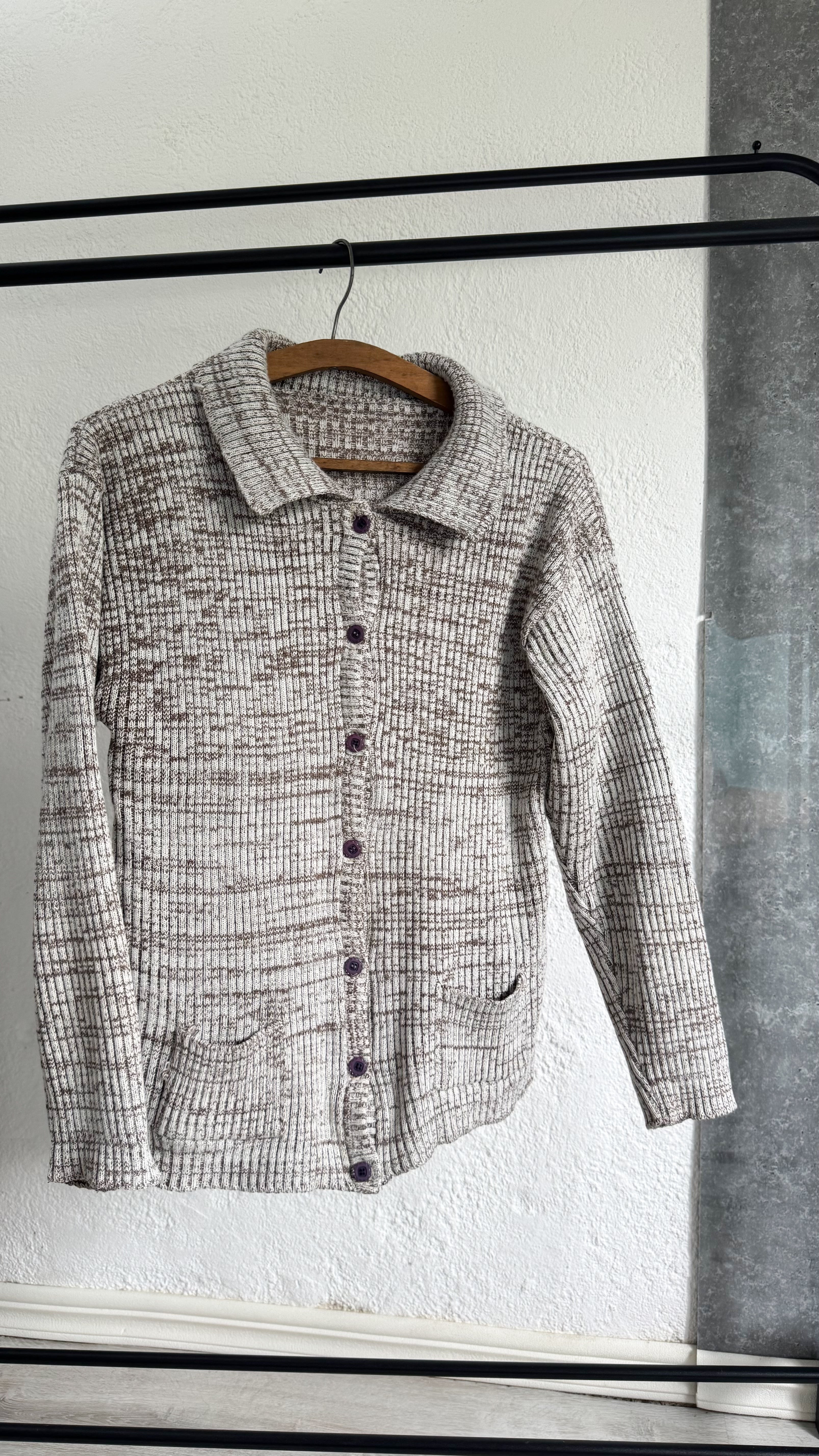 Saco gris y marrón con bolsillos