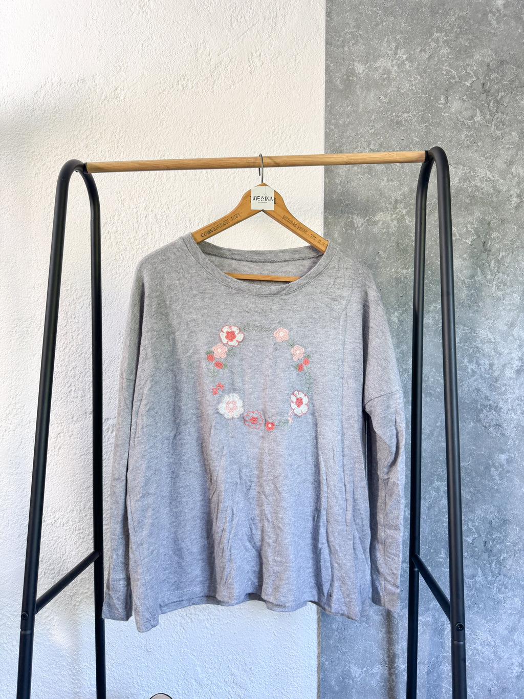 Buzo gris con flores