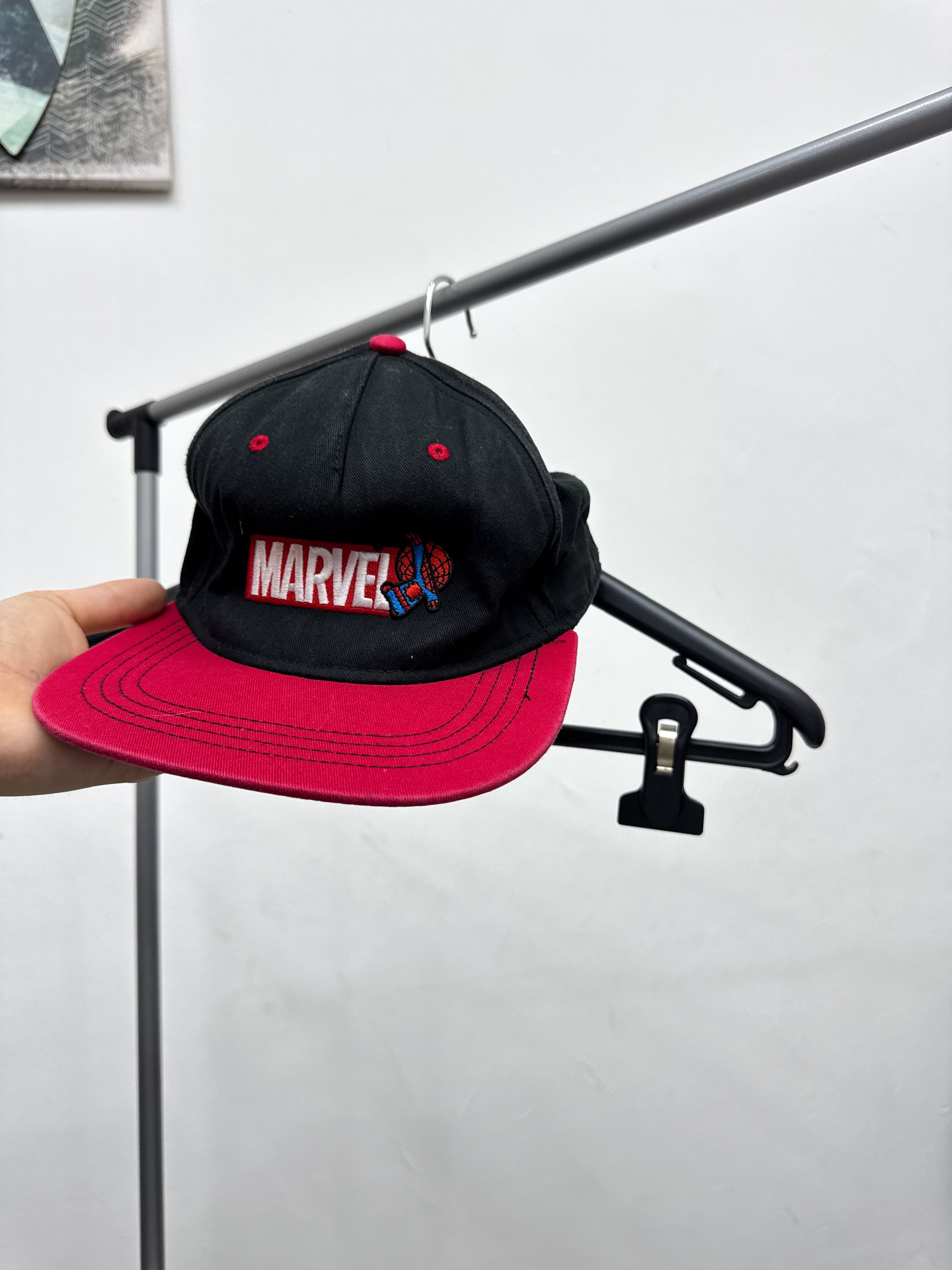 Gorra Marvel negra y rojo