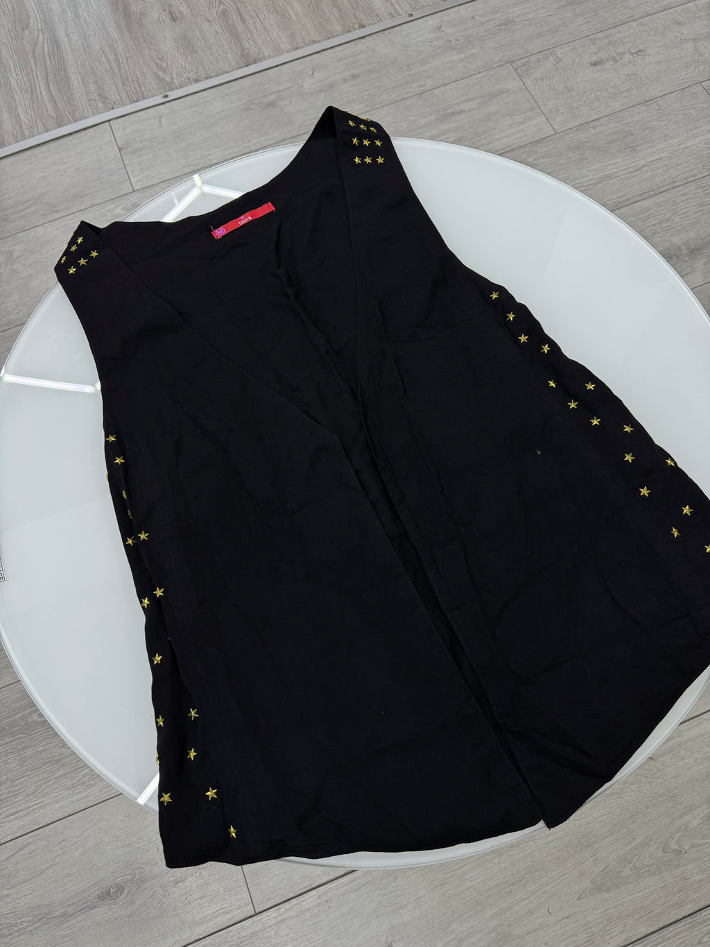 Chaleco tipo sastrero negro con estrellitas doradas
