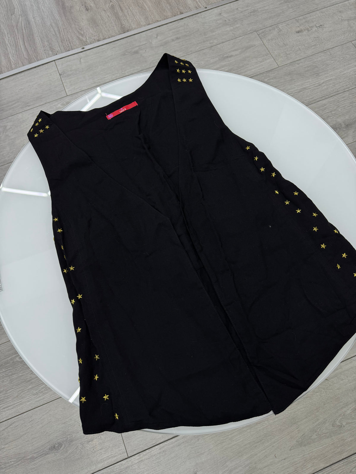 Chaleco tipo sastrero negro con estrellitas doradas