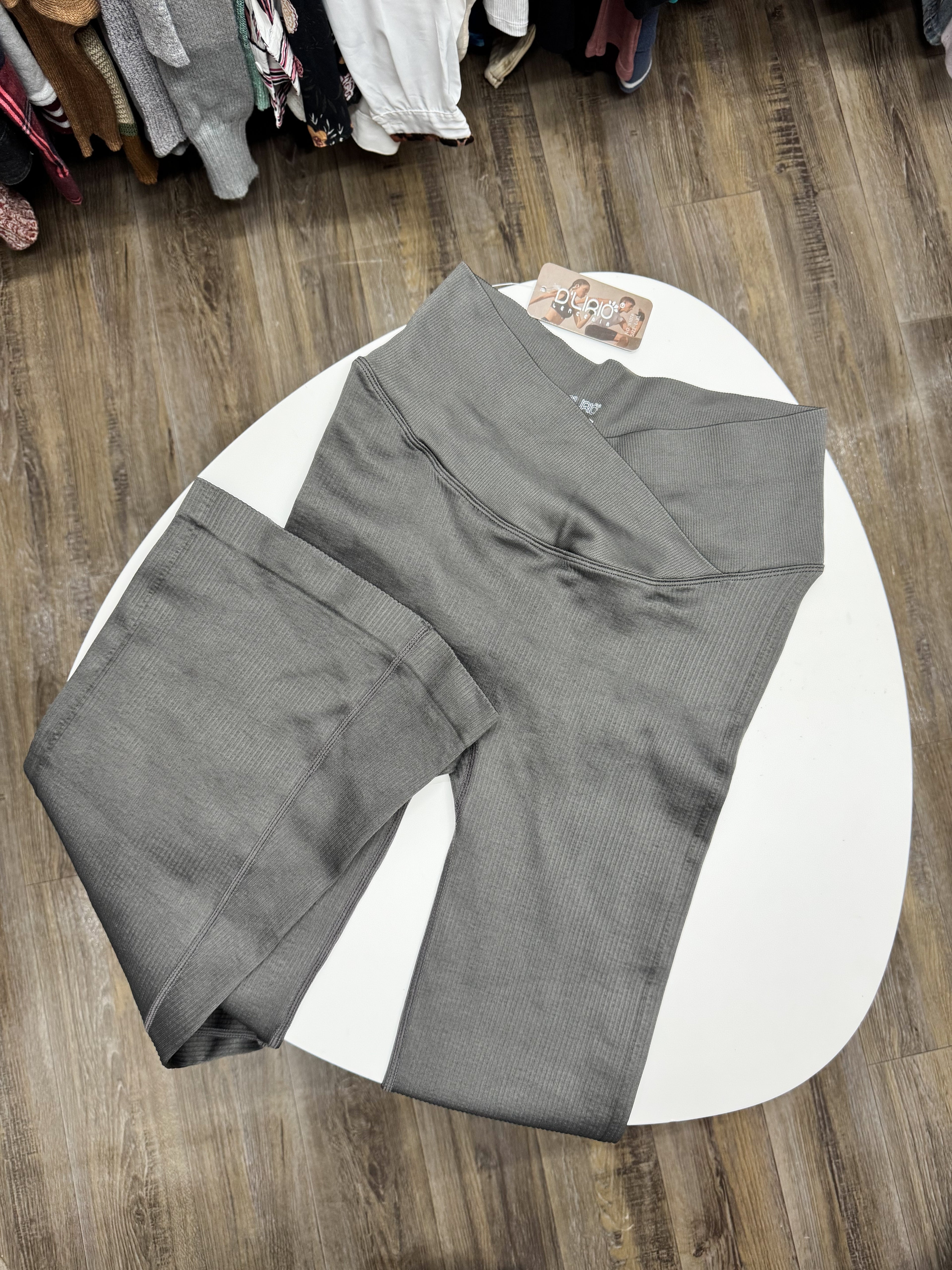 Calza deportiva NUEVA gris levanta cola