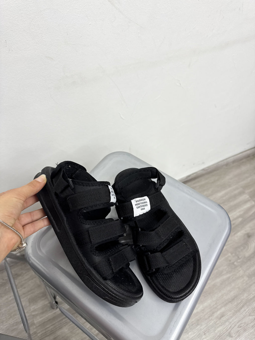 Sandalias negras con velcro