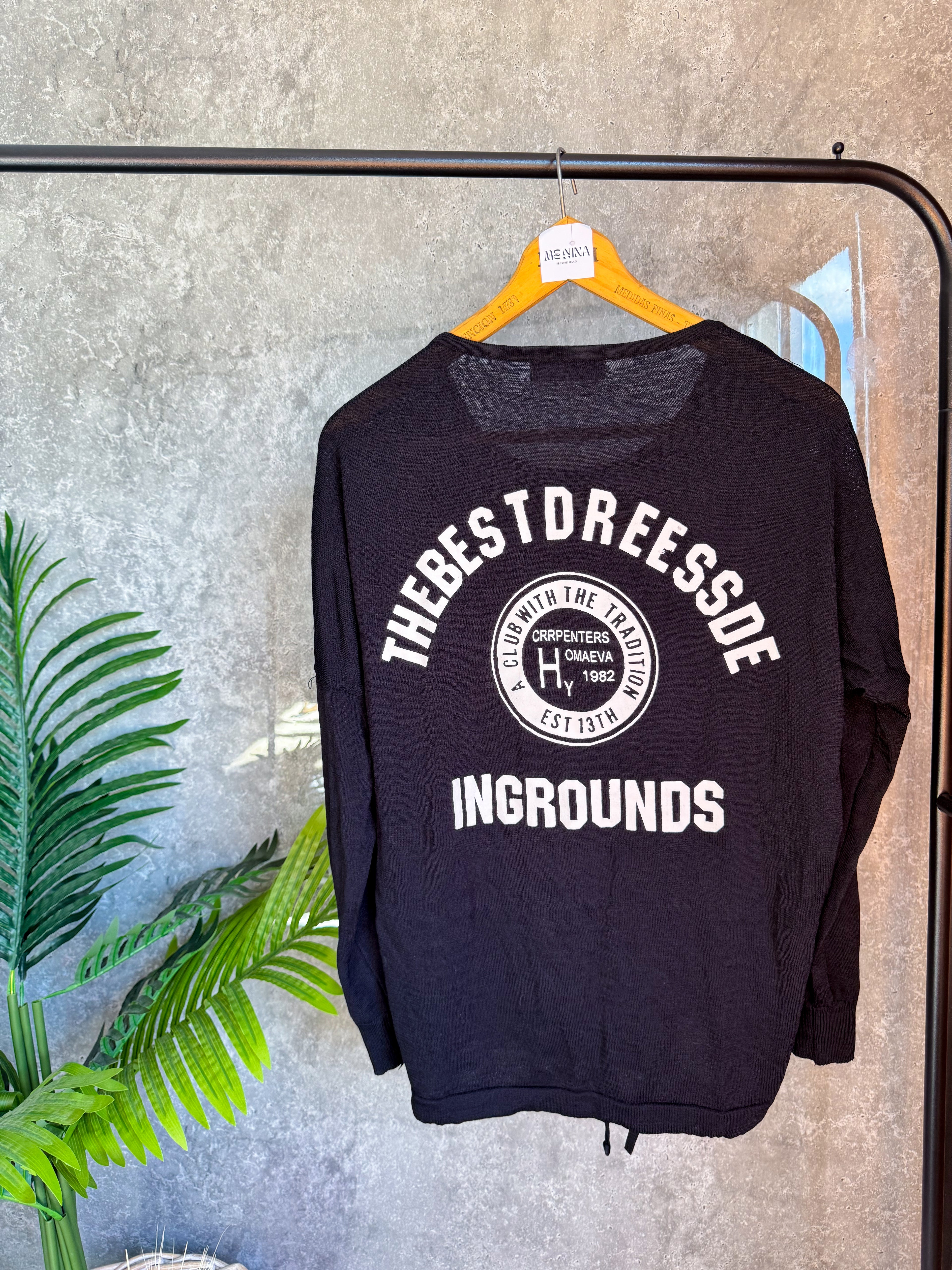 Buzo negro con letras