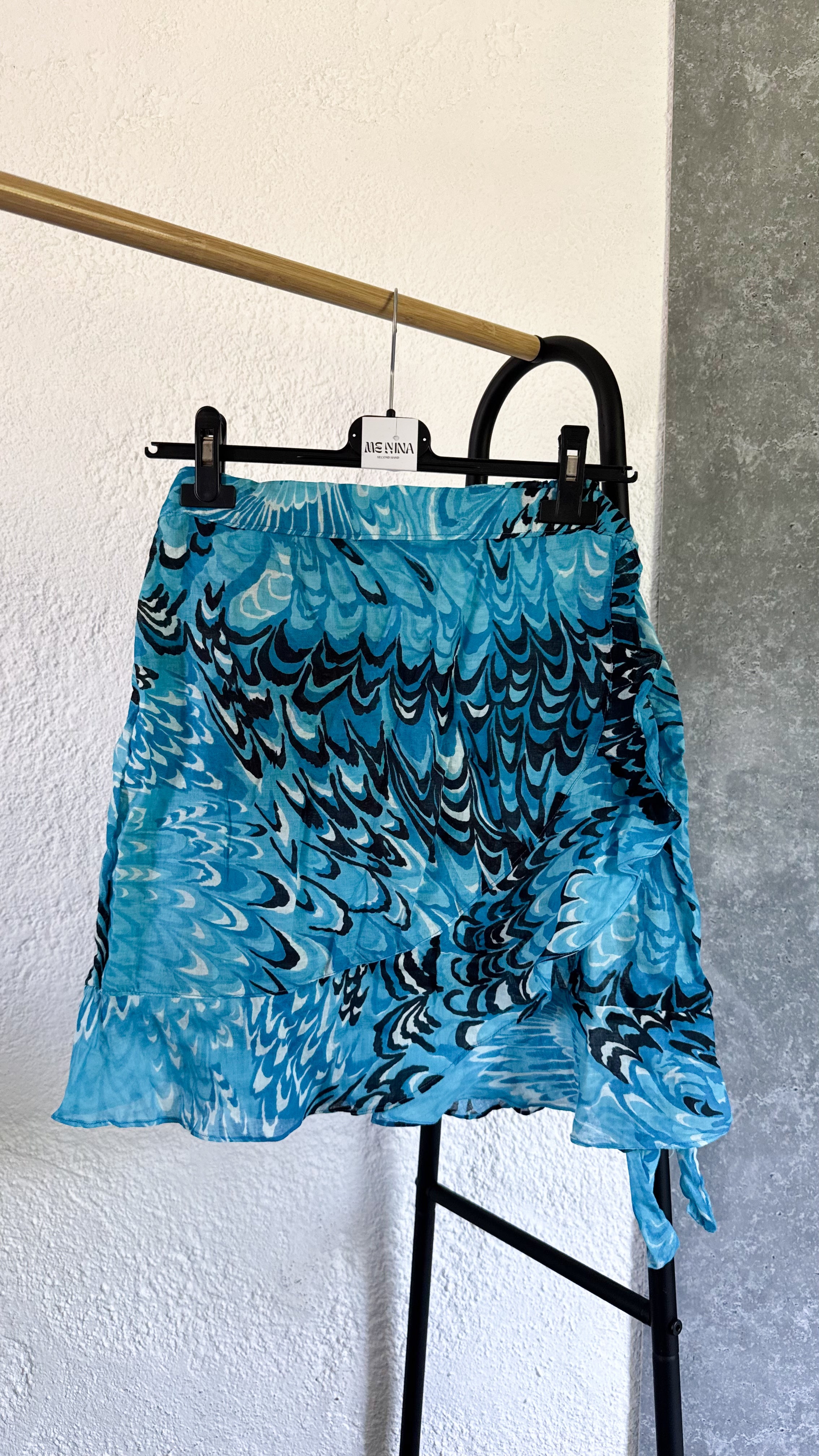 Pollera celeste cruzada con diseño