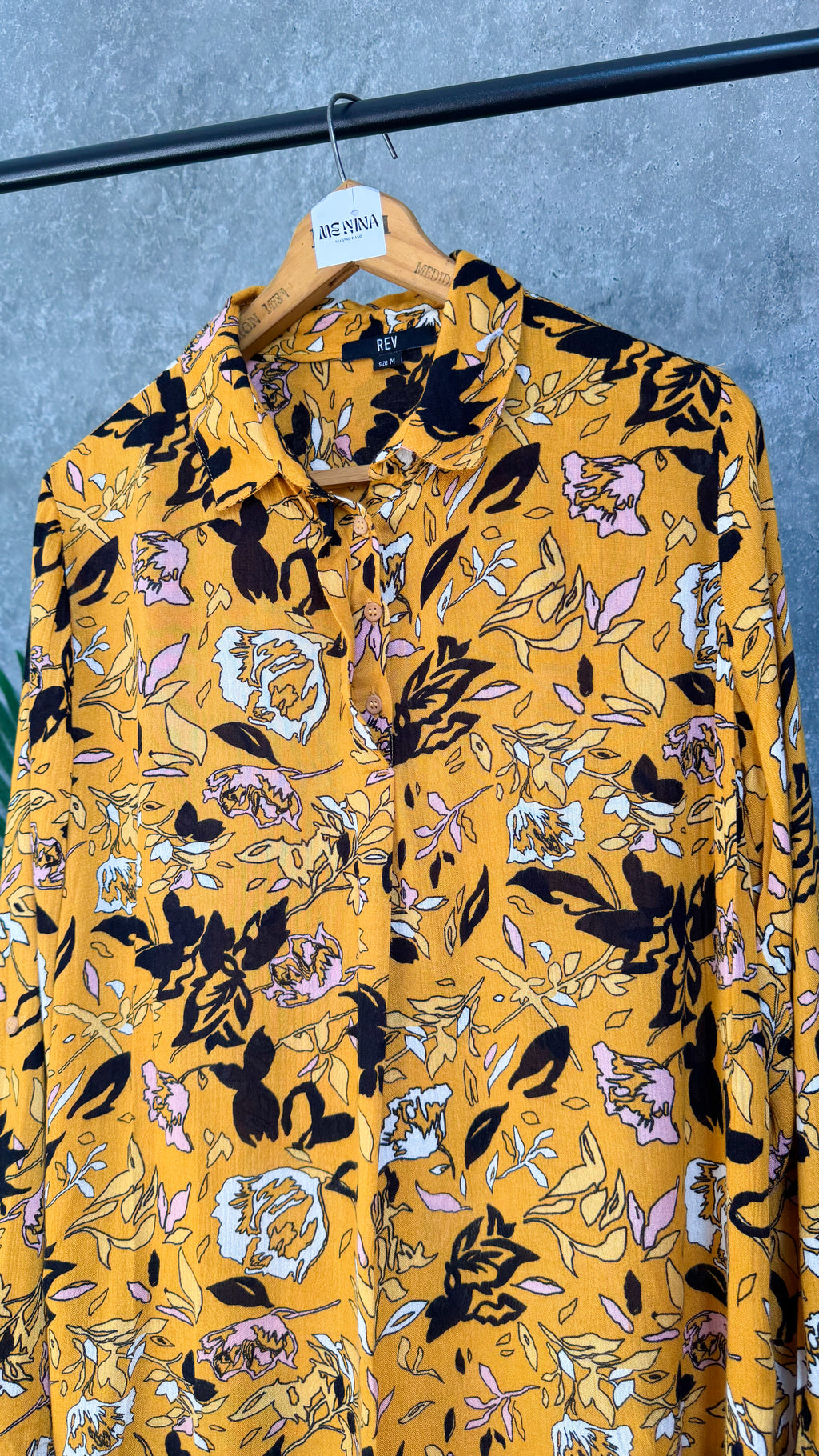 Camisa amarilla estampada