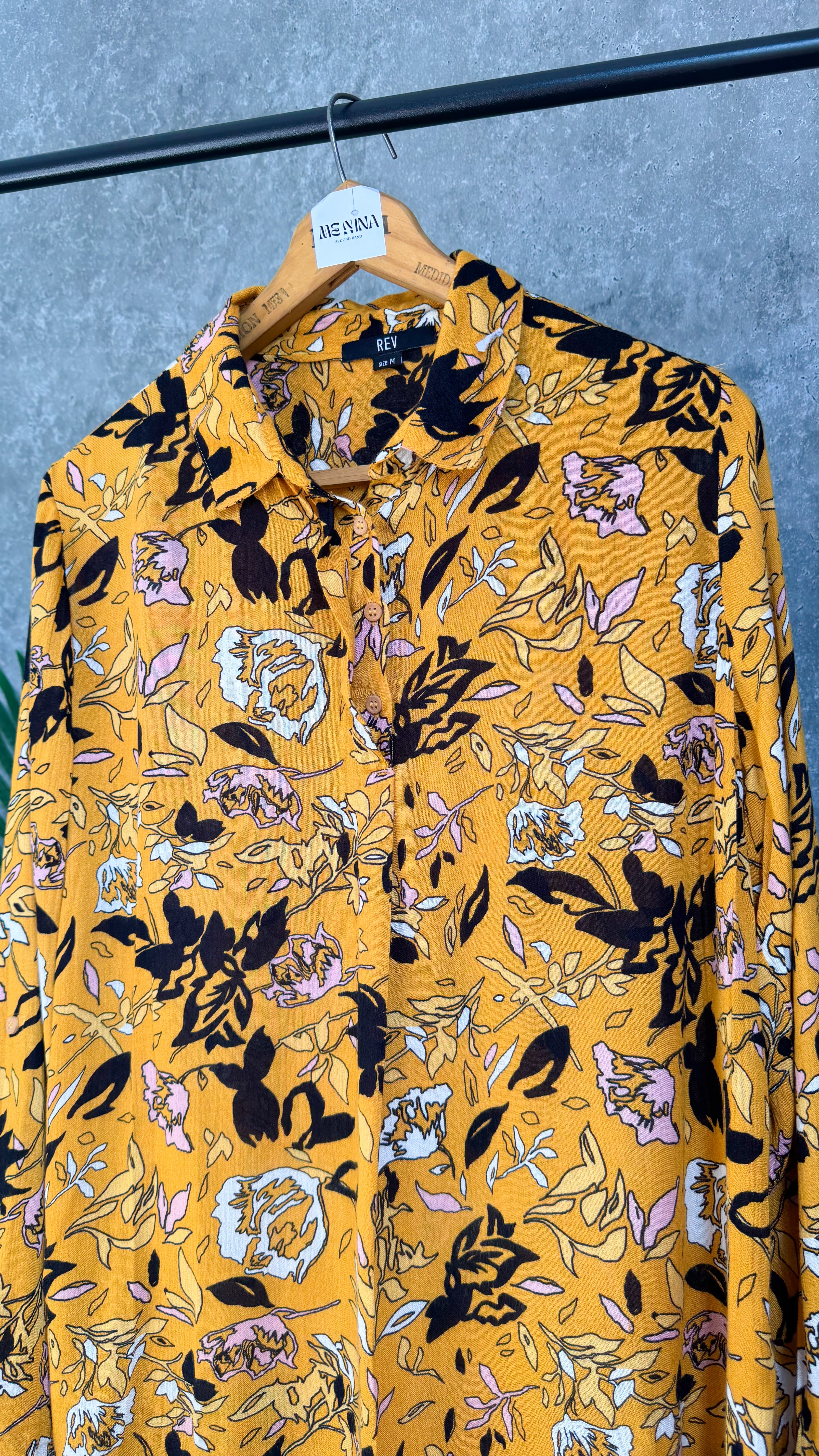 Camisa amarilla estampada