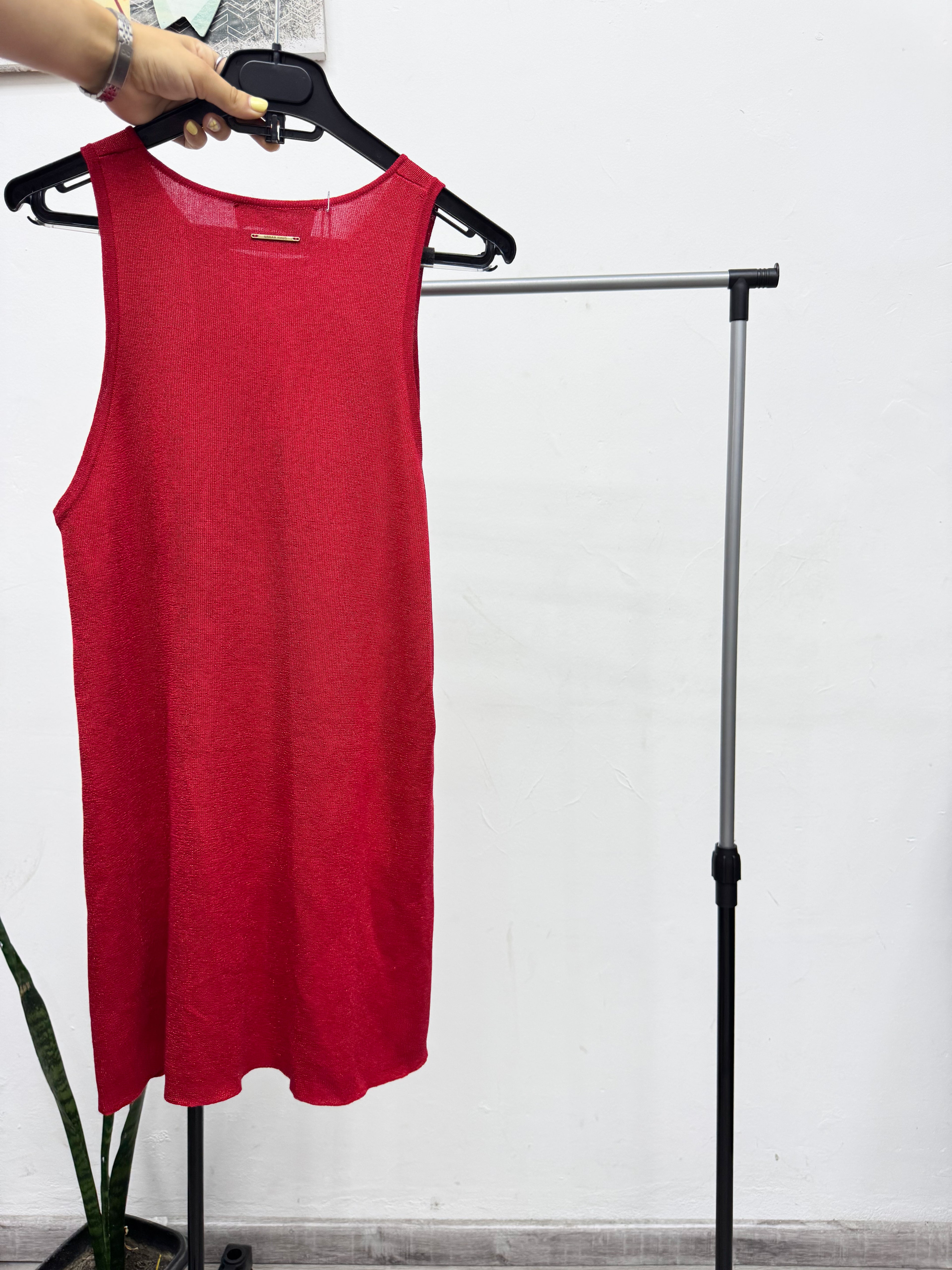 Remera larga roja con abertura adelante