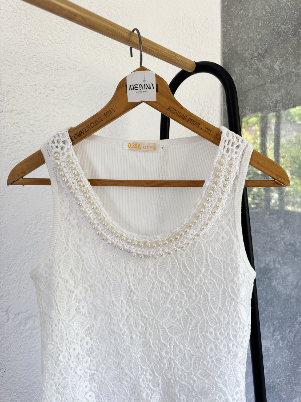 Musculosa blanca con perlas