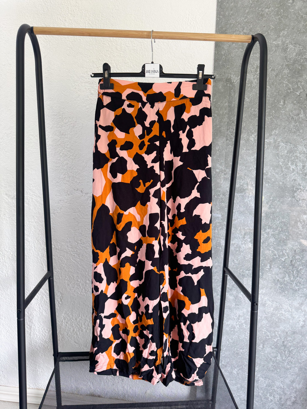 Pantalón estampado negro, rosa y naranja