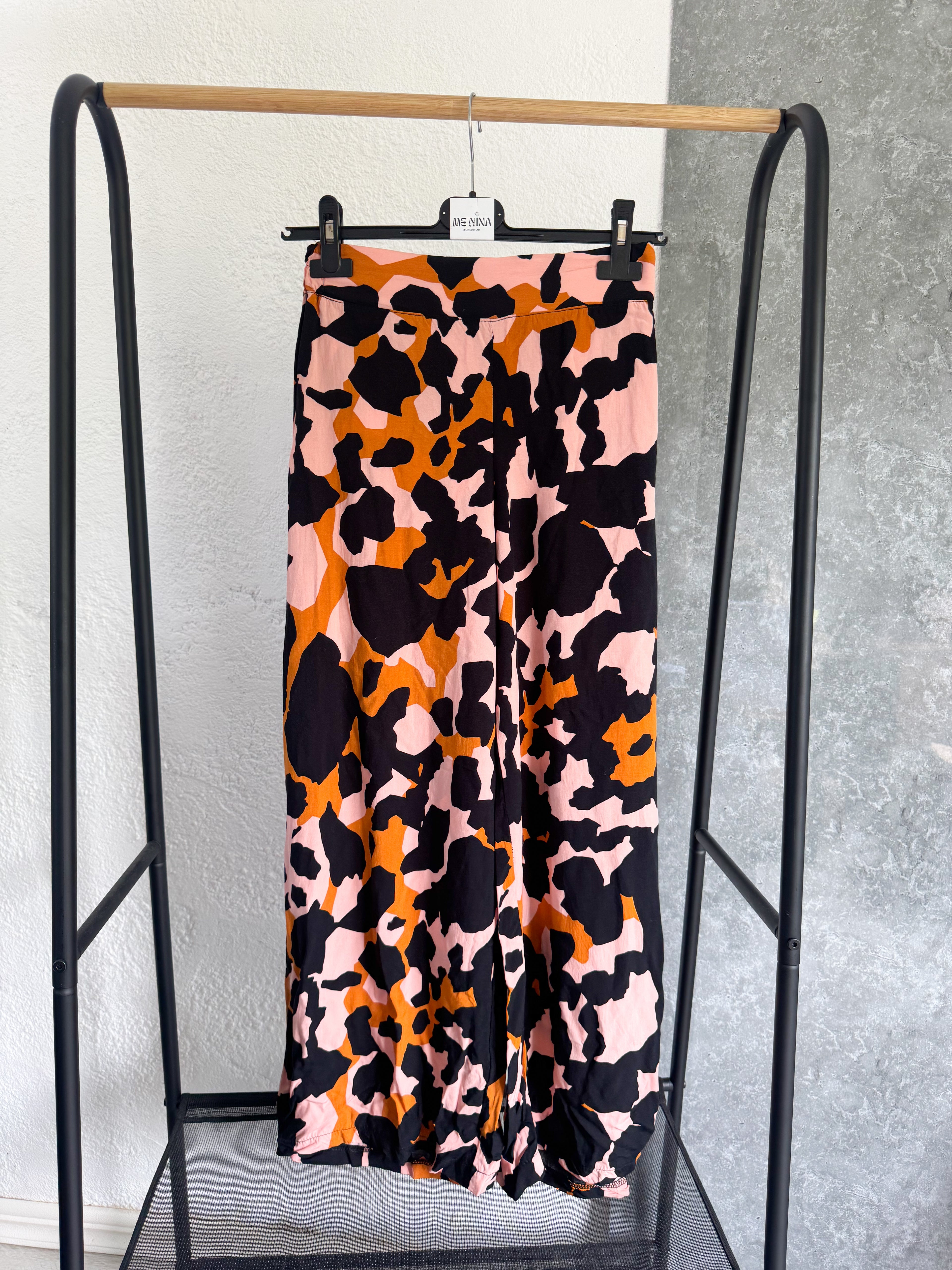 Pantalón estampado negro, rosa y naranja