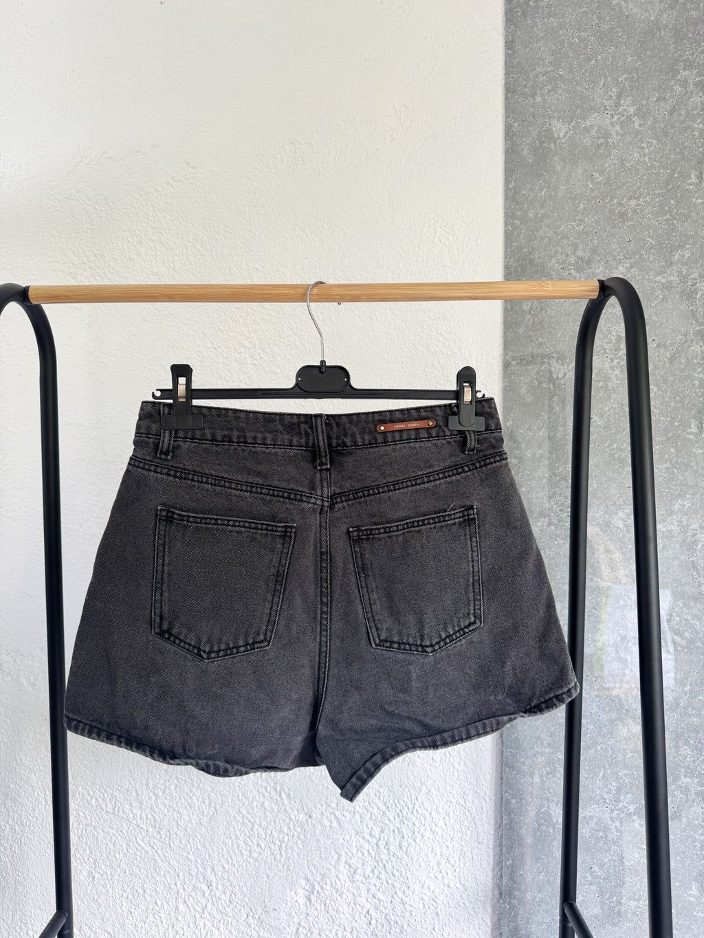 Short negro Daniel Cassin