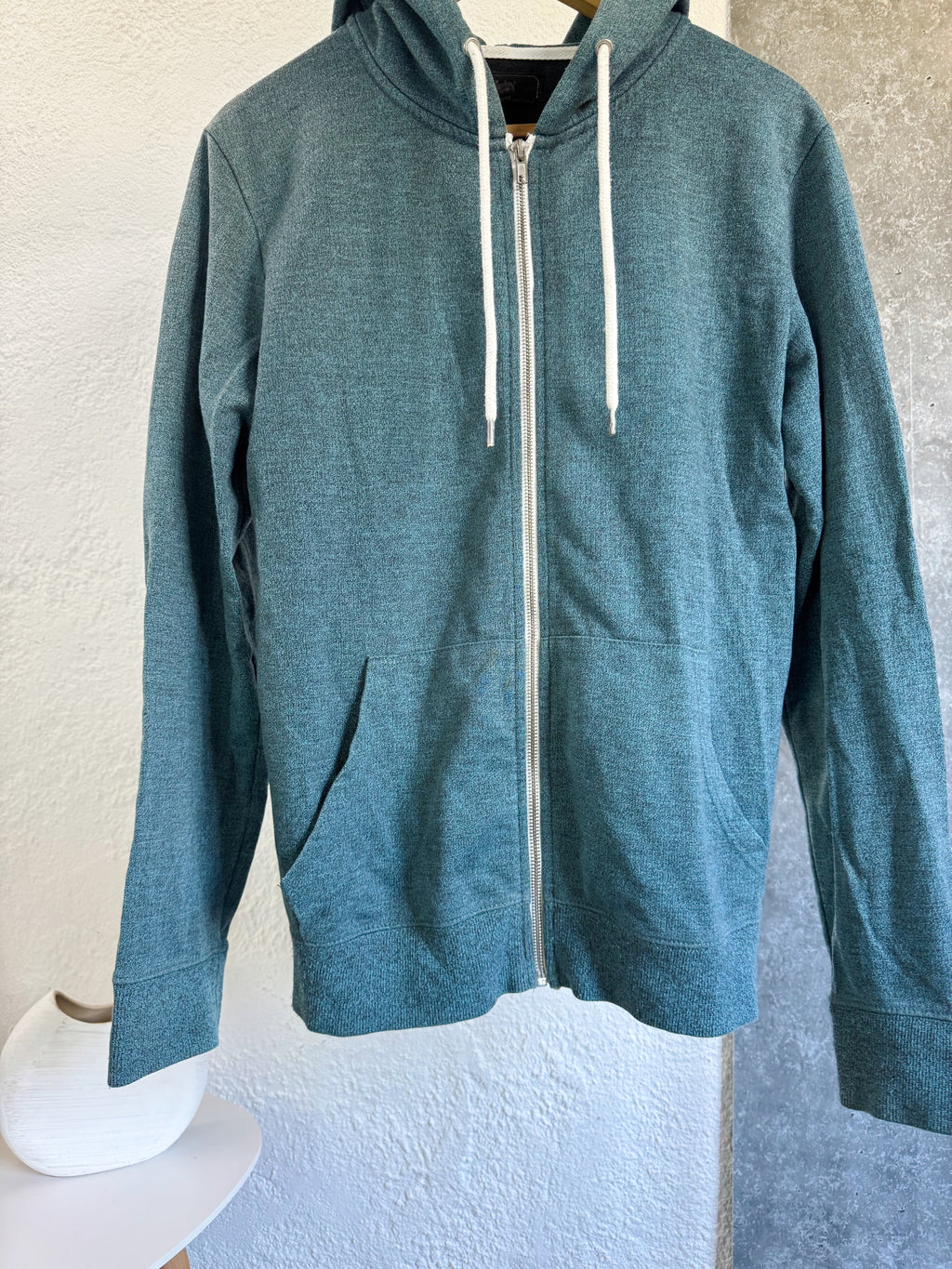 Campera deportiva celeste talle M