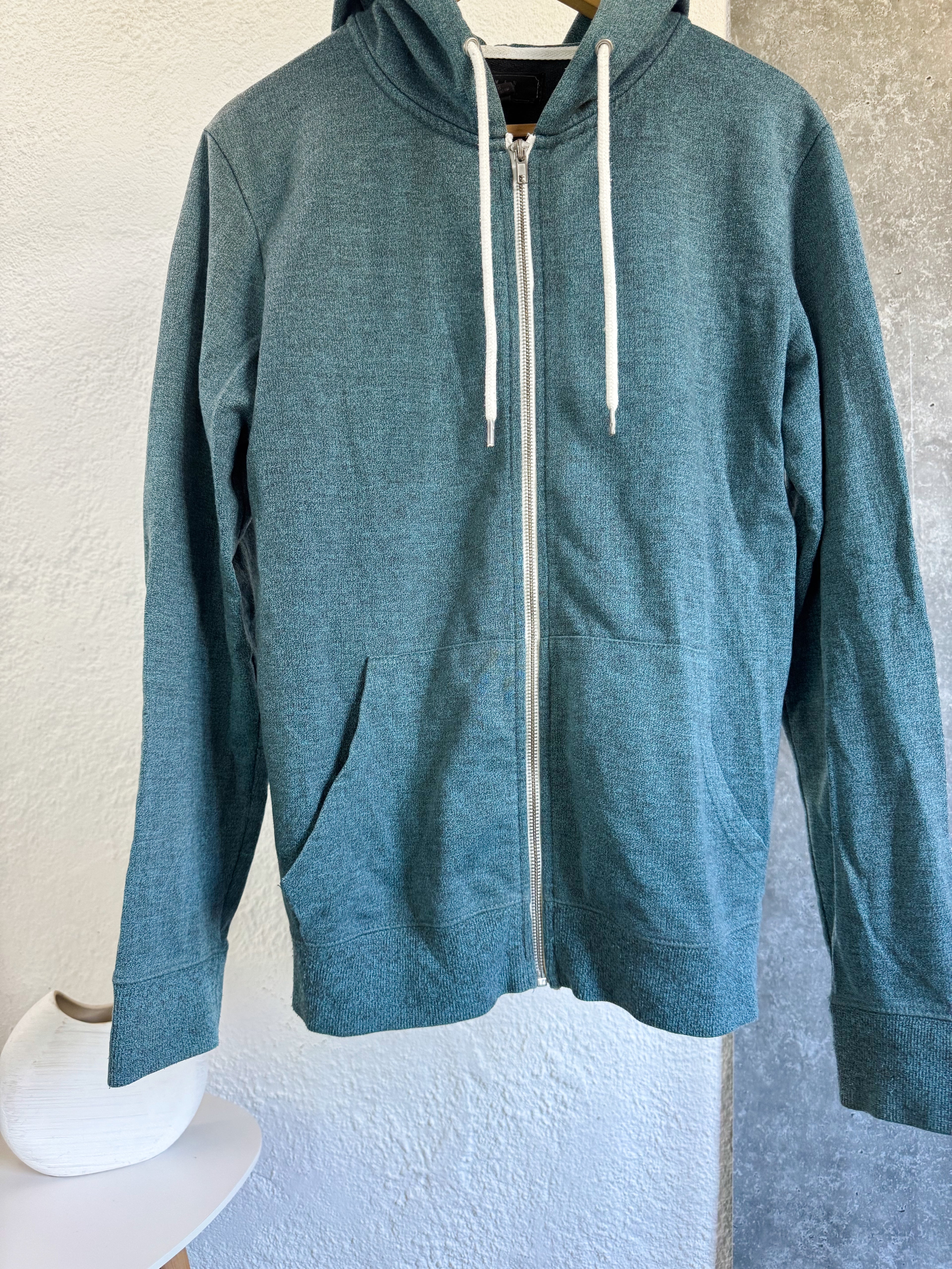 Campera deportiva celeste talle M