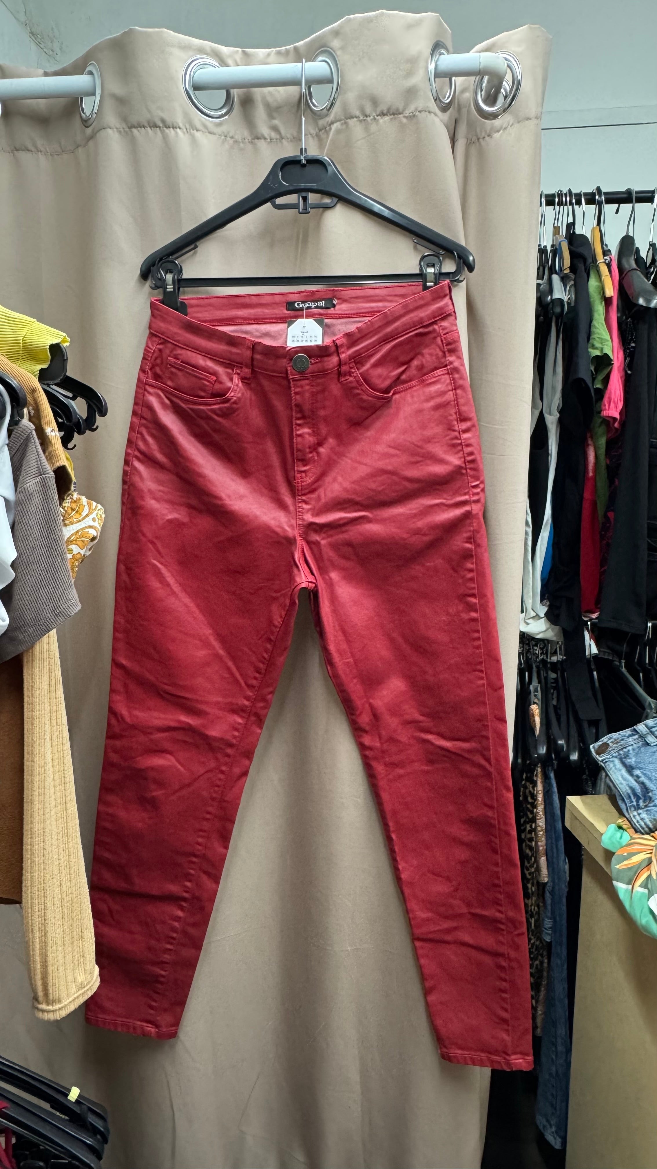 Pantalón de cuerina rojo