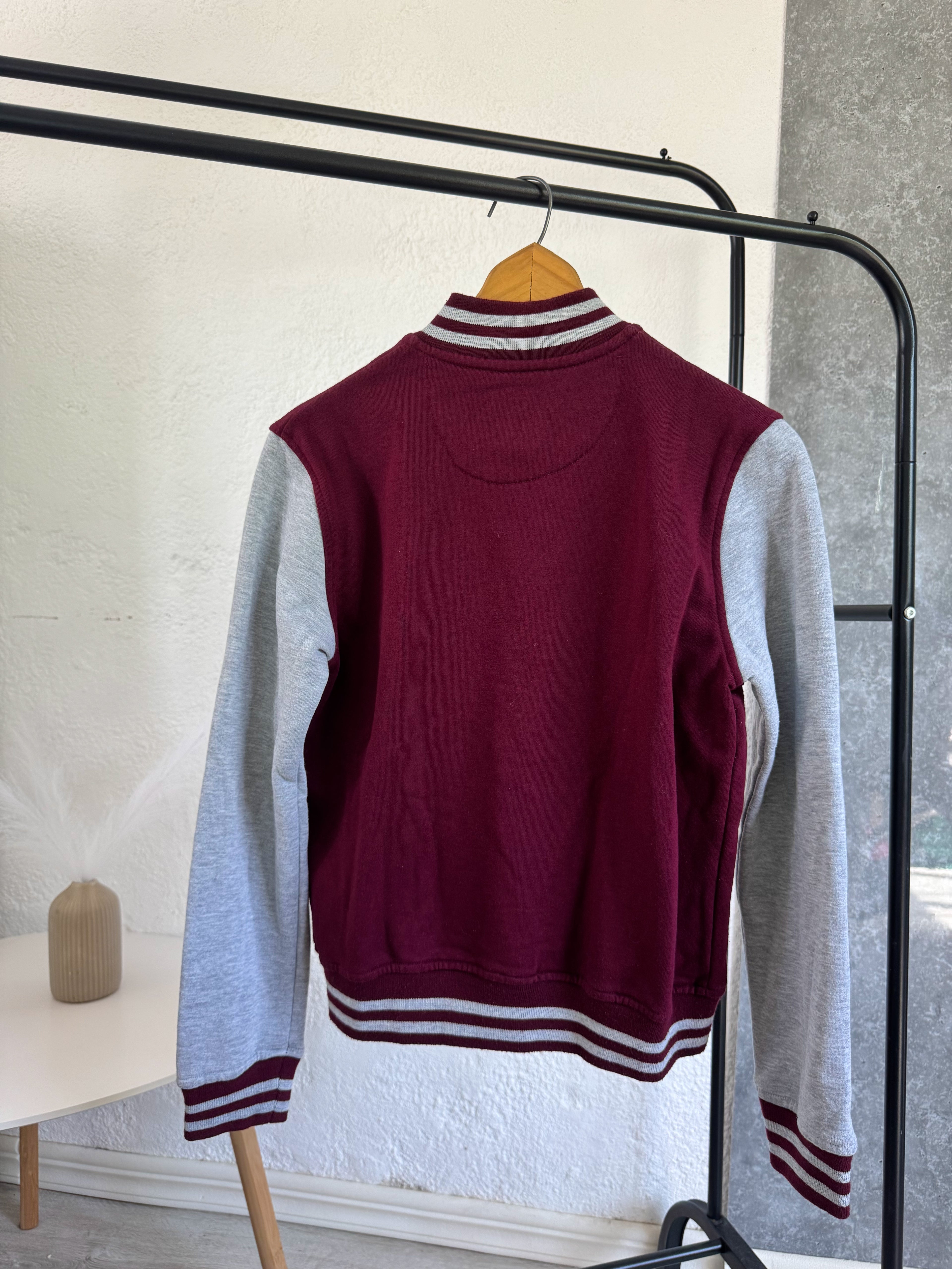 Chaqueta gris y bordó