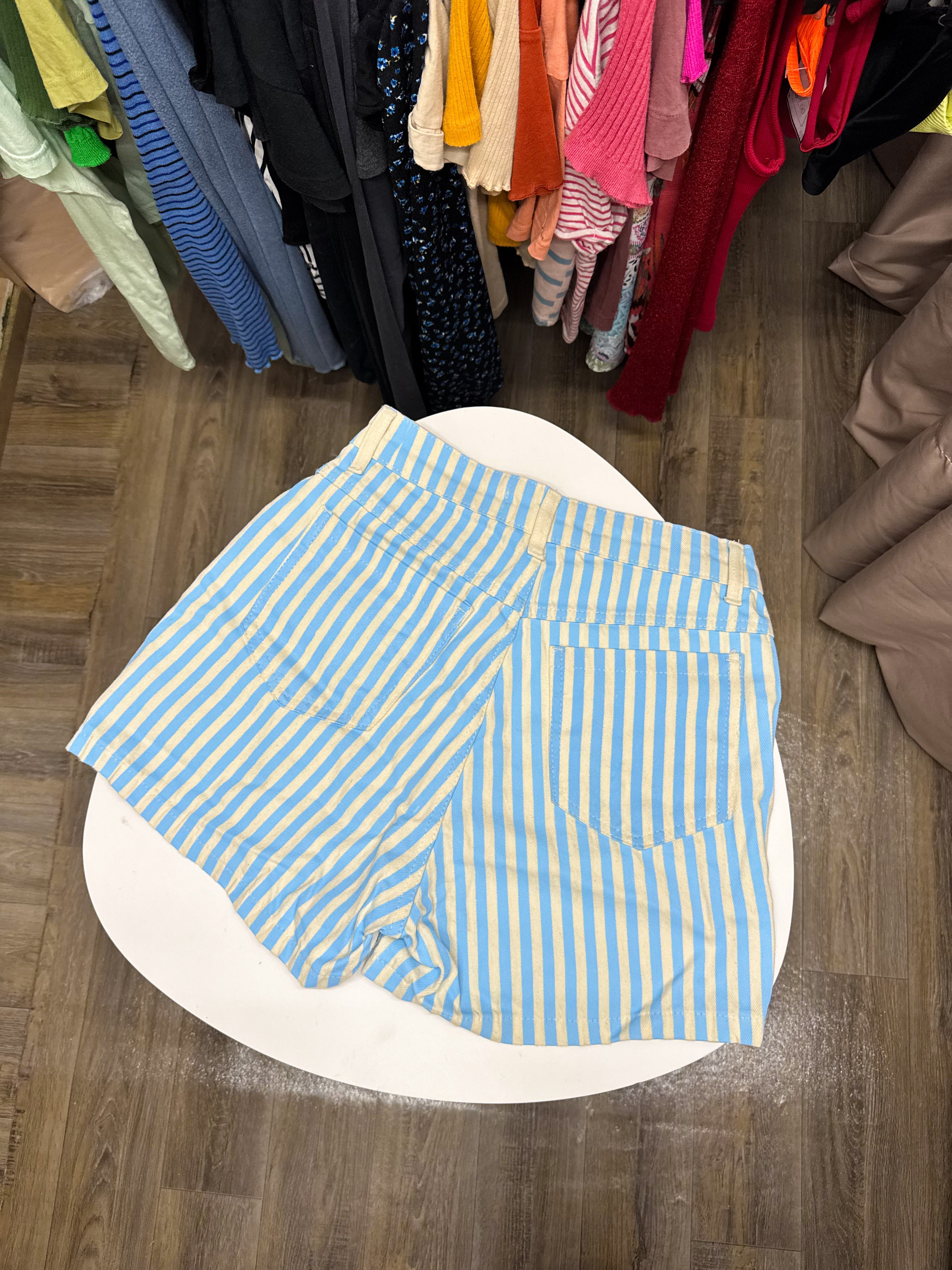 Short a rayas celestes