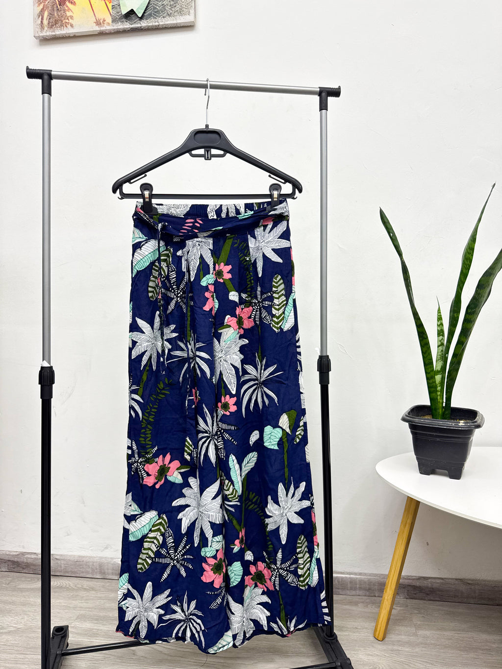 Pantalón suelto y fresco azul con flores