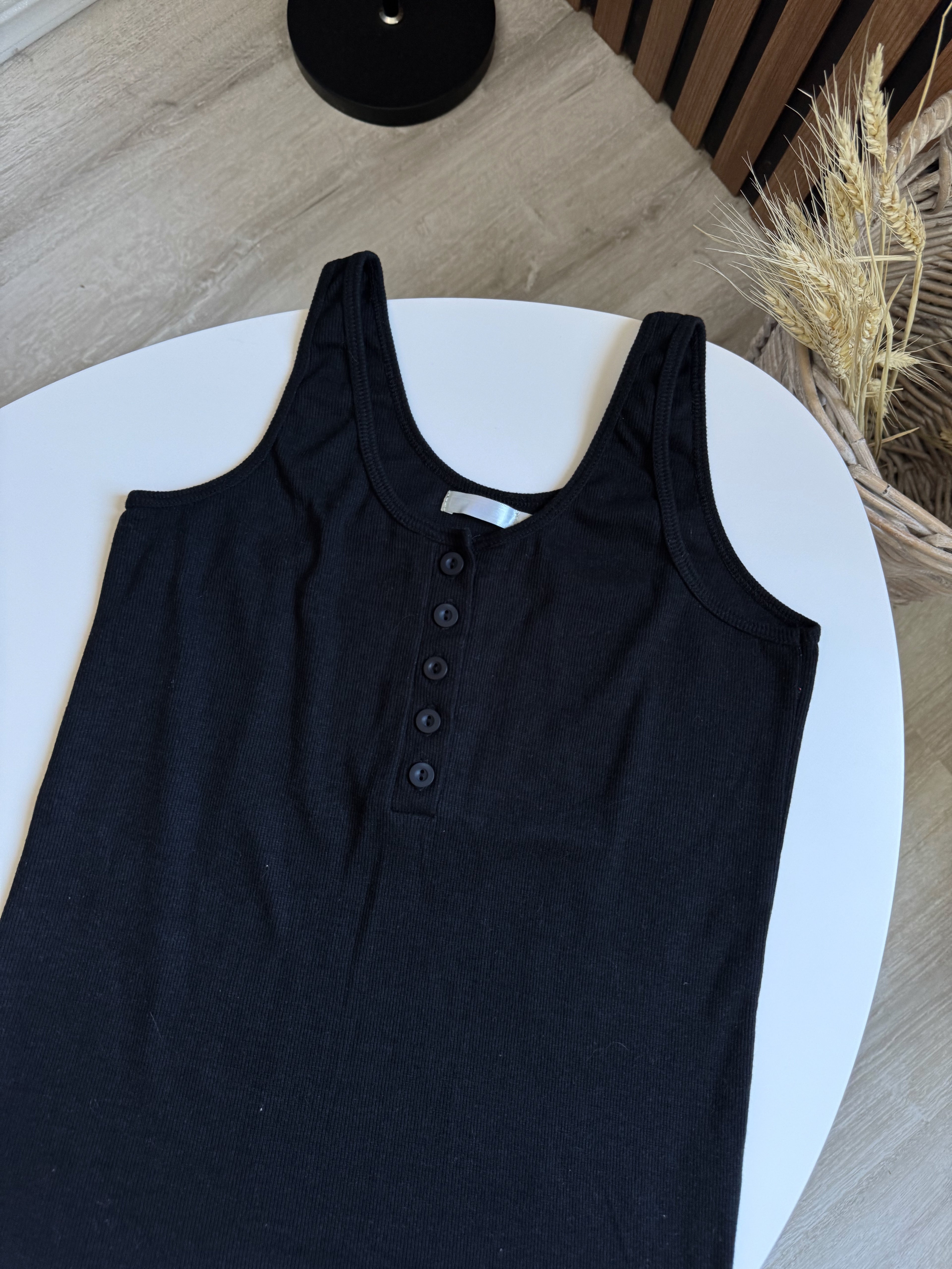 Musculosa negra con botones adelante