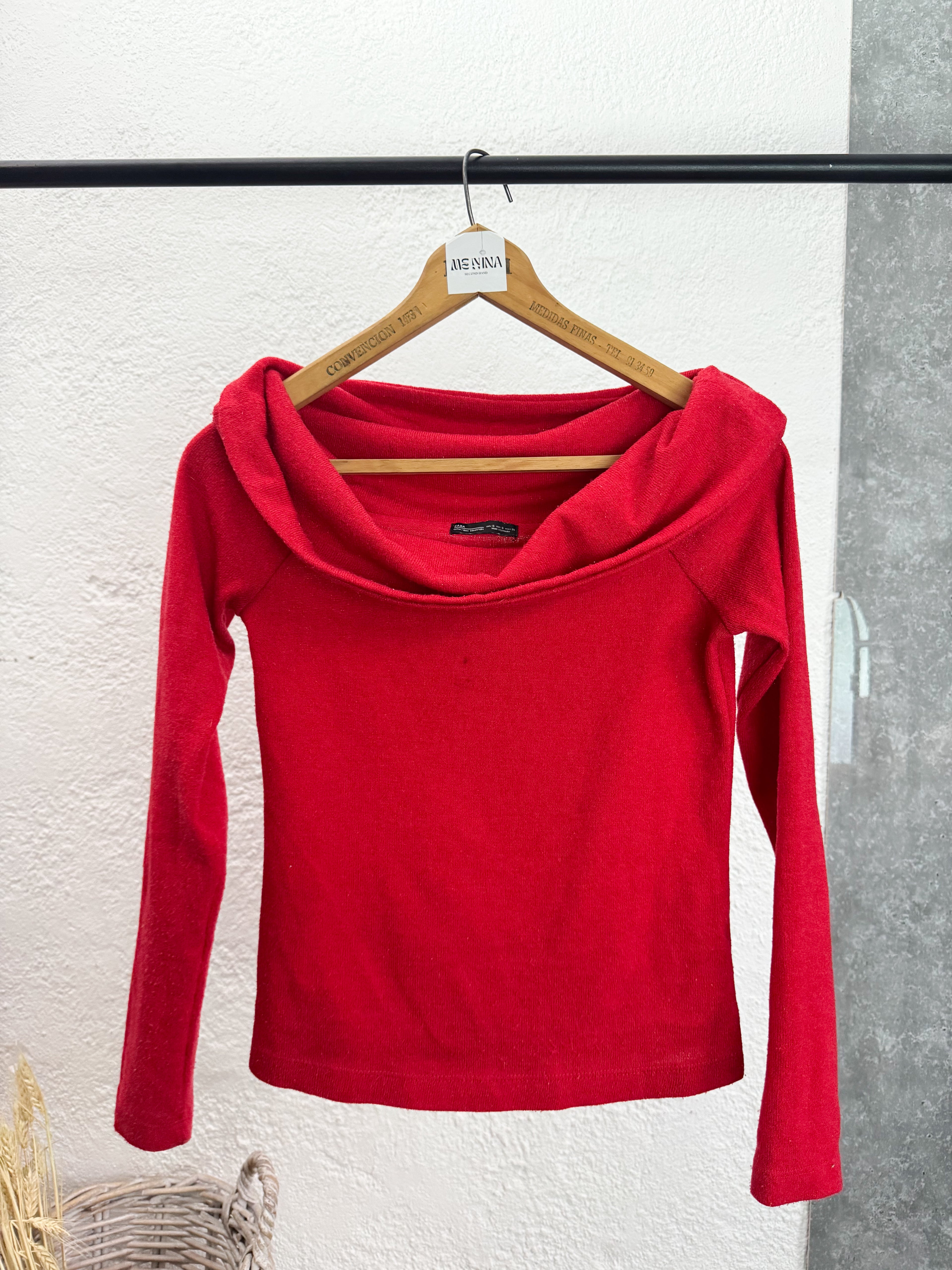 Remera Zara roja de cuello caído
