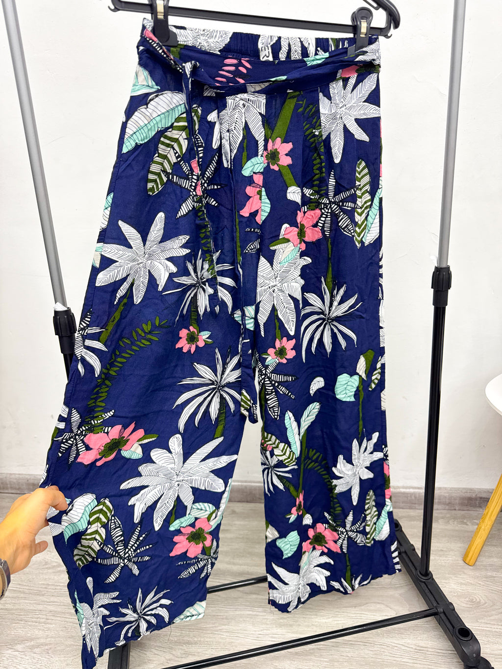 Pantalón suelto y fresco azul con flores