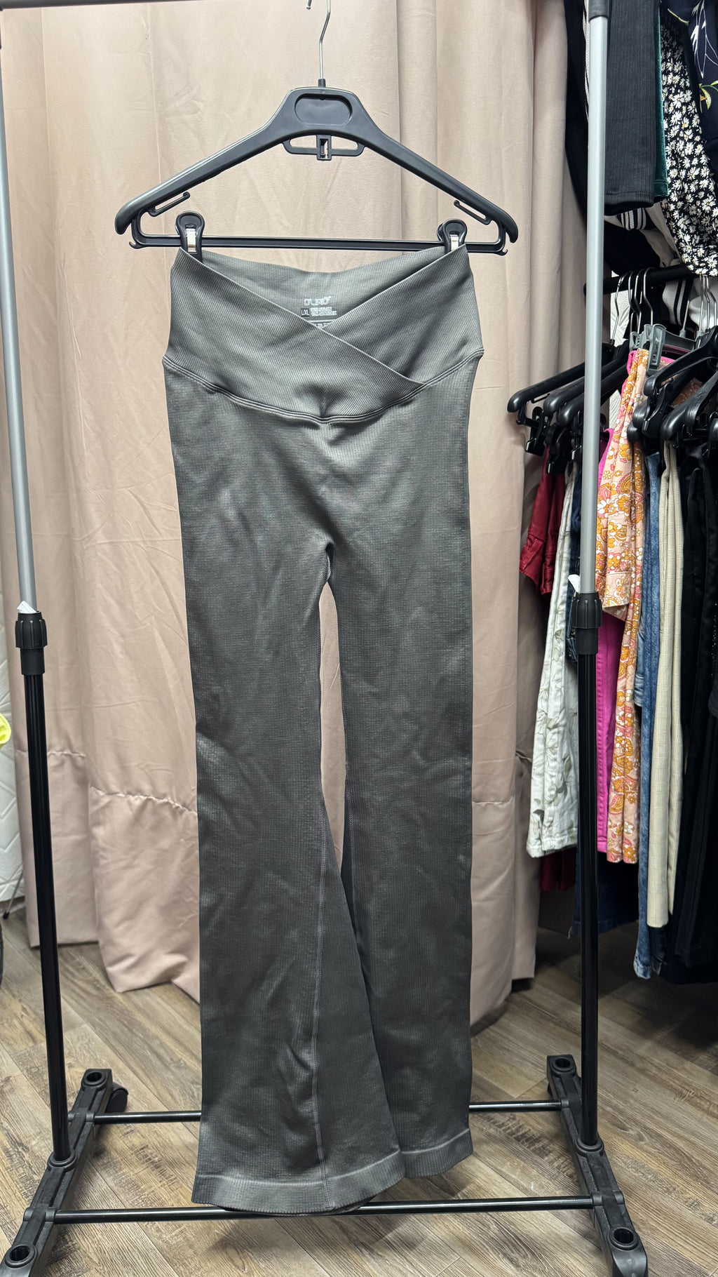 Calza deportiva NUEVA gris levanta cola