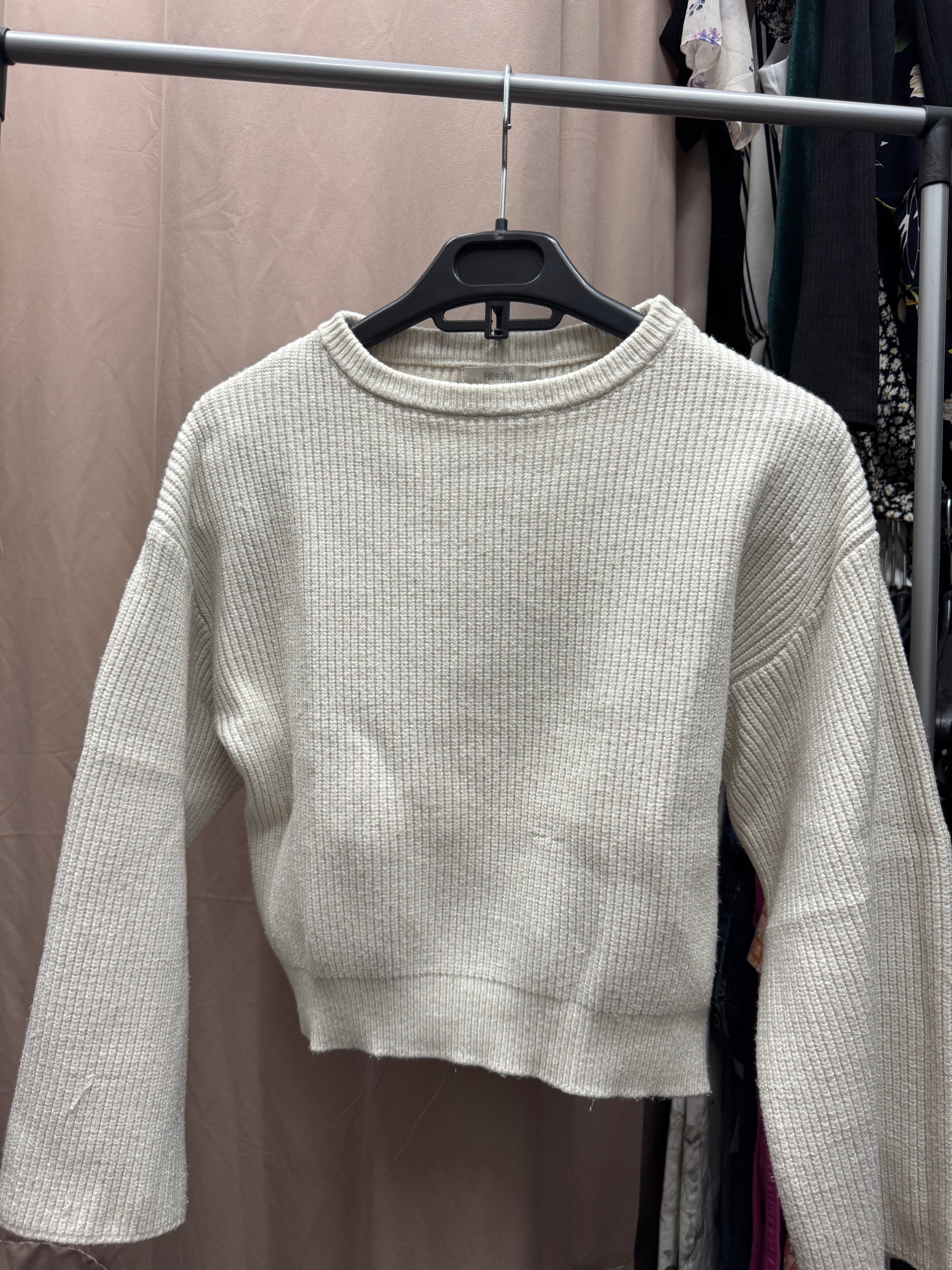 Buzo beige con mangas anchas