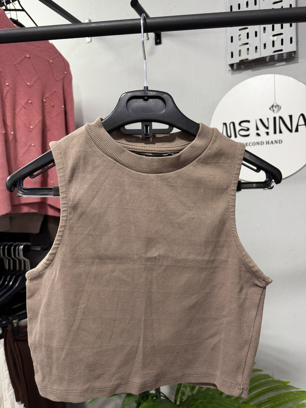 Top musculosa marrón