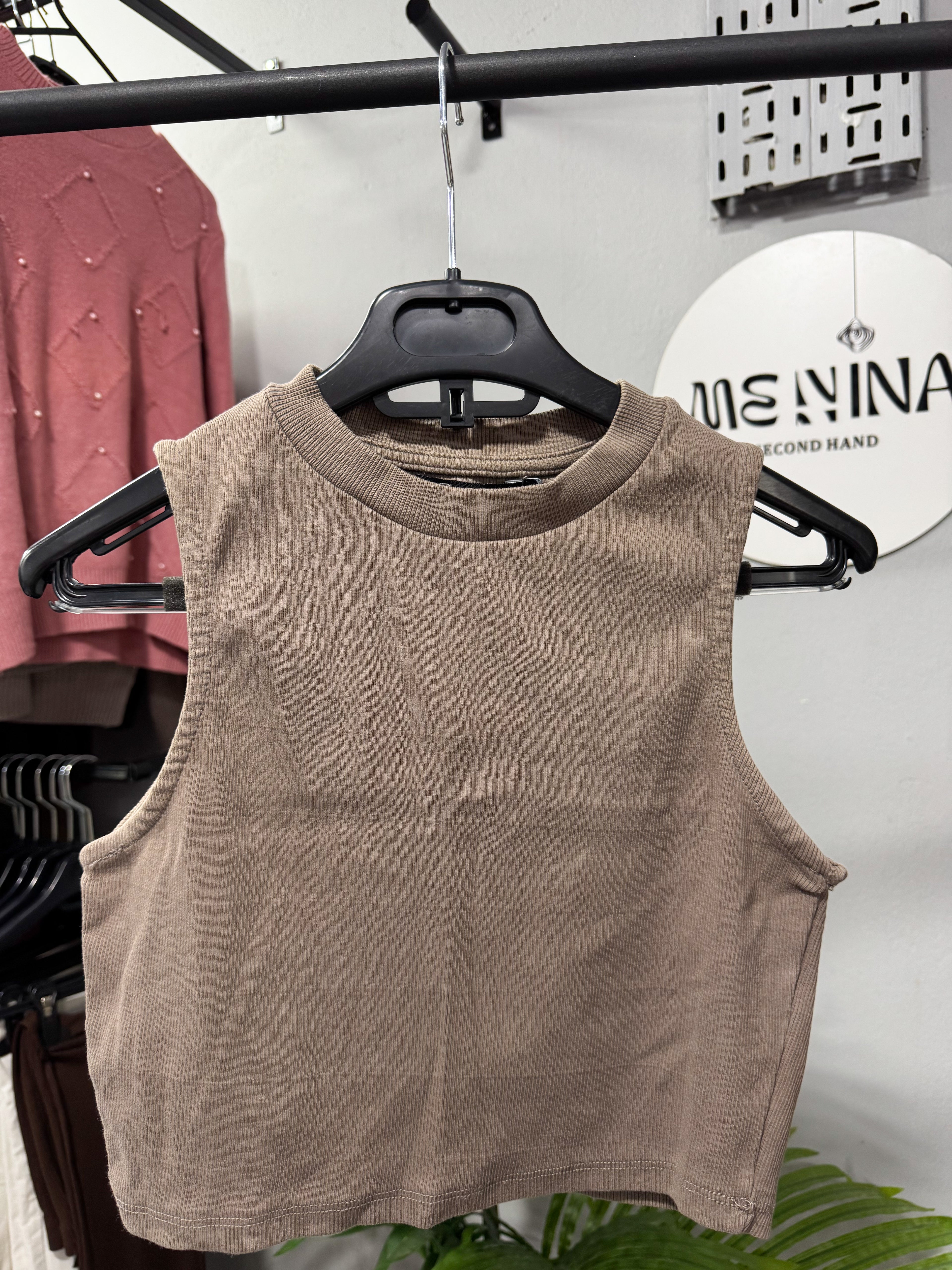 Top musculosa marrón