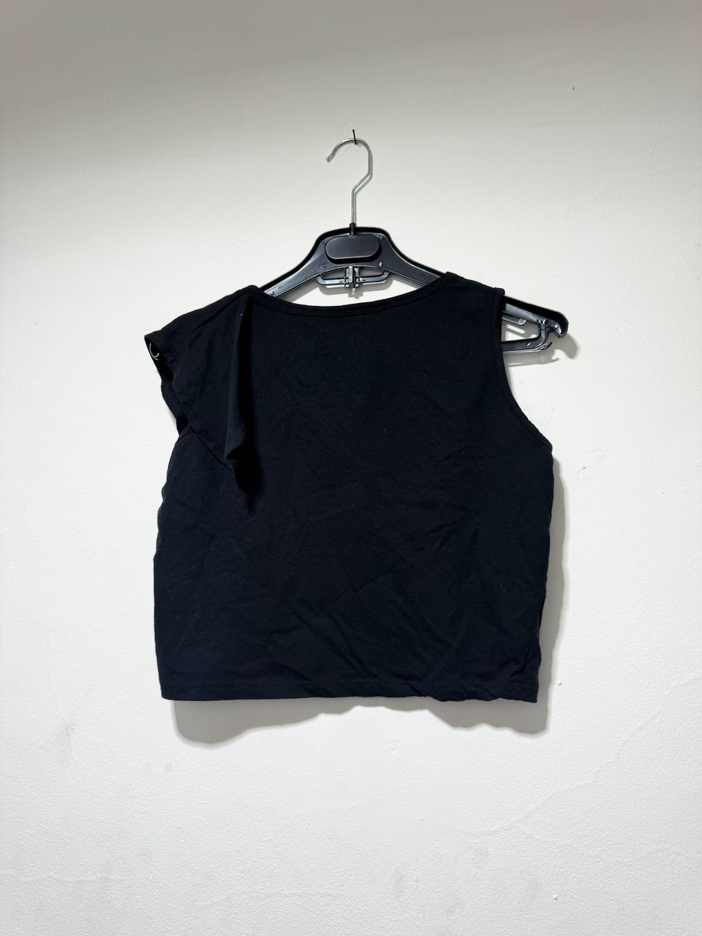 Remera negra con volados en 1 manga