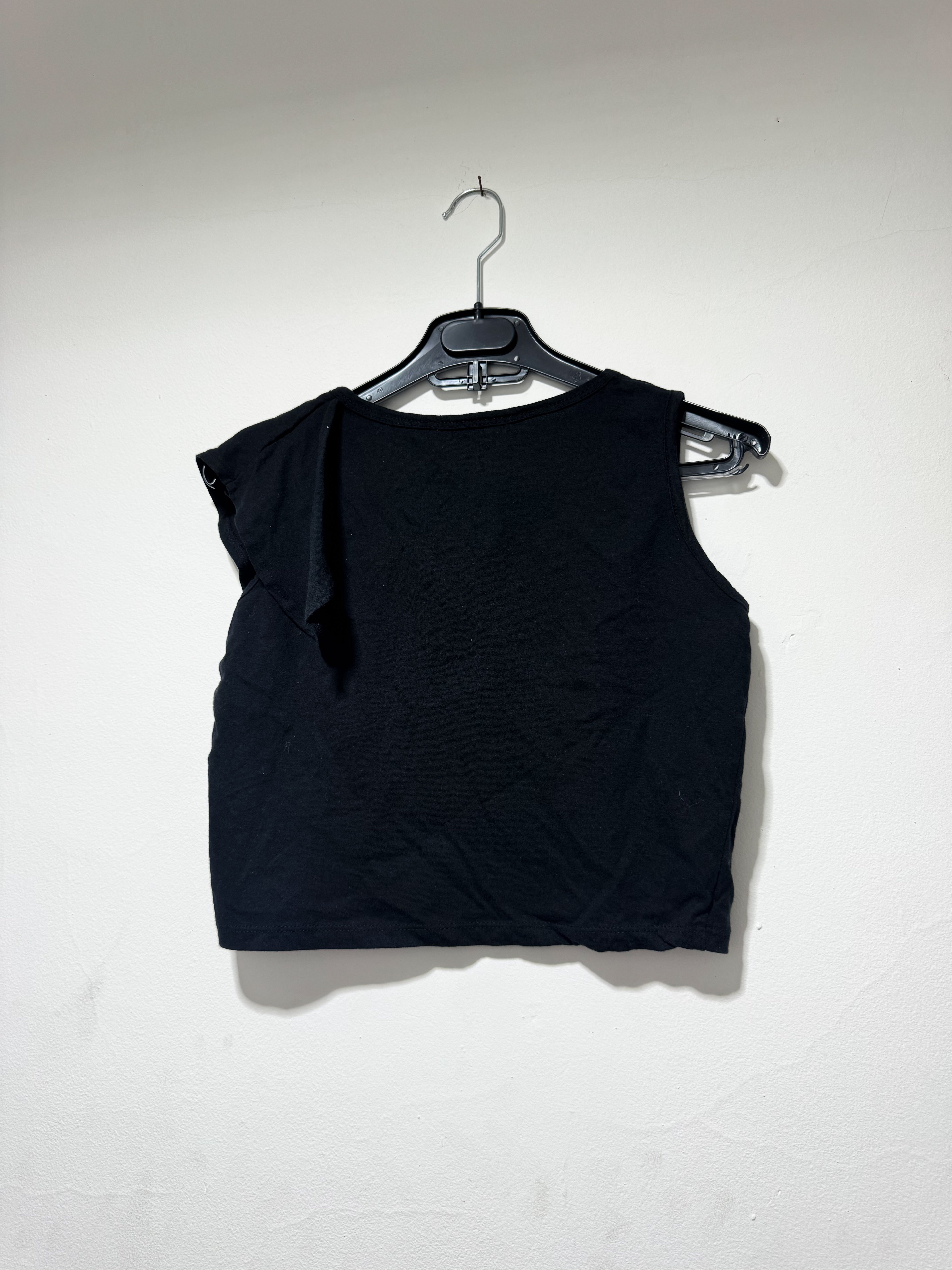 Remera negra con volados en 1 manga