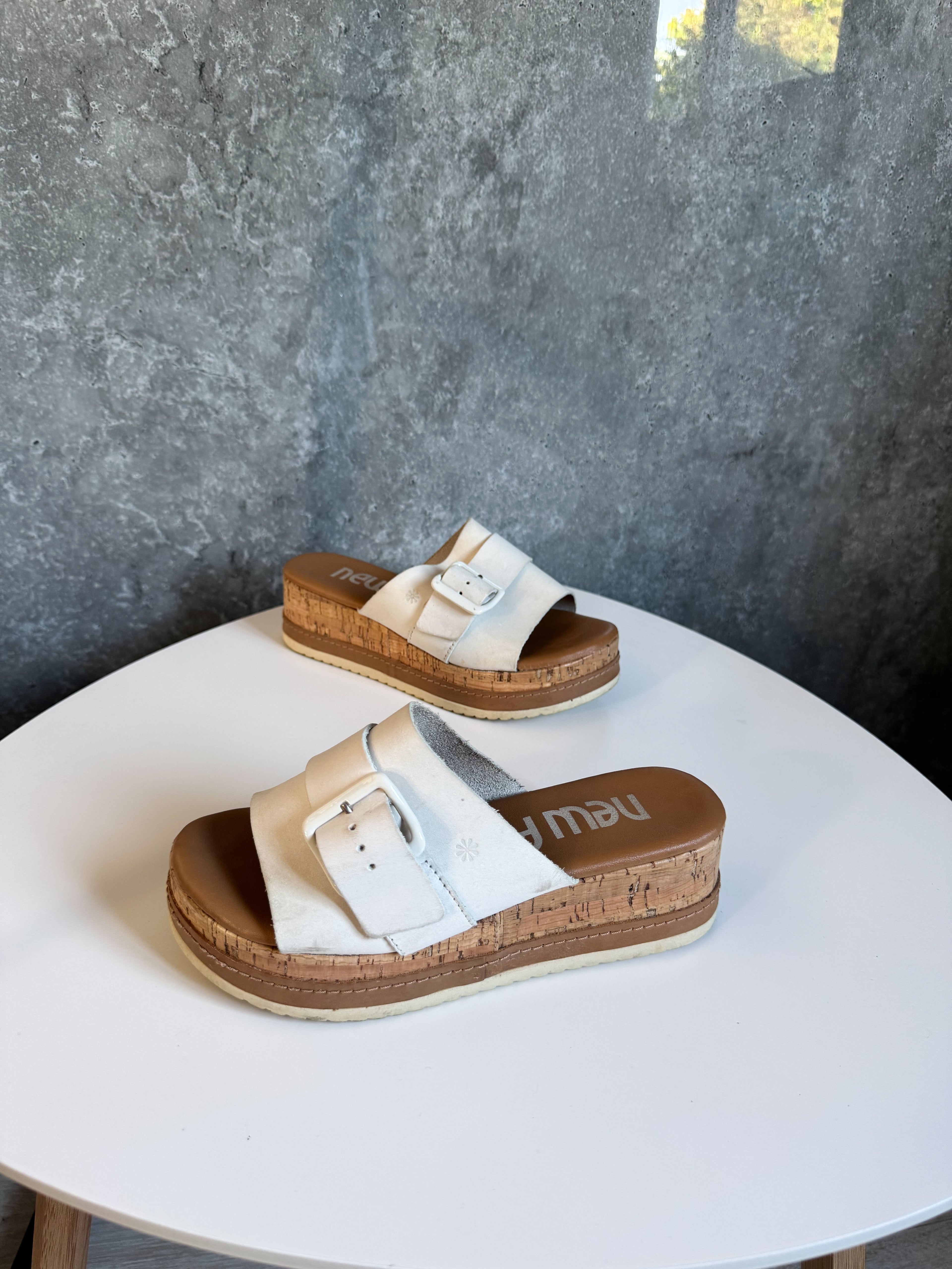 Sandalias marrones con blanco