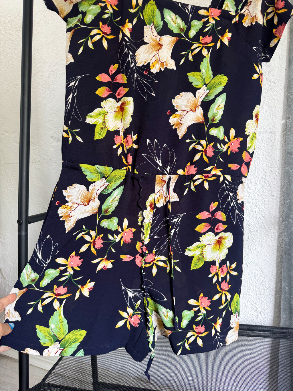 Monito negro floreado